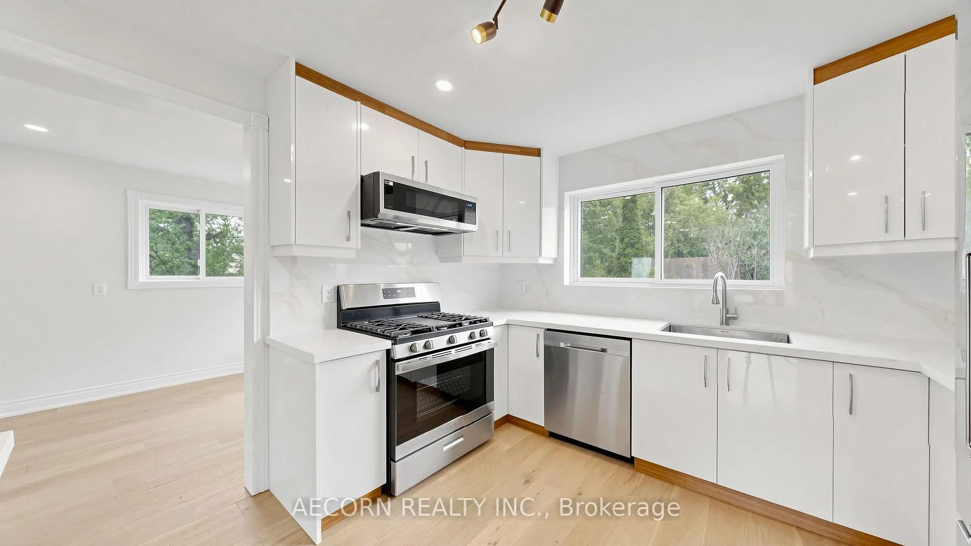Photo 14 of 17 Richardson Drive, Aurora, Aurora Highlands — HOMEH