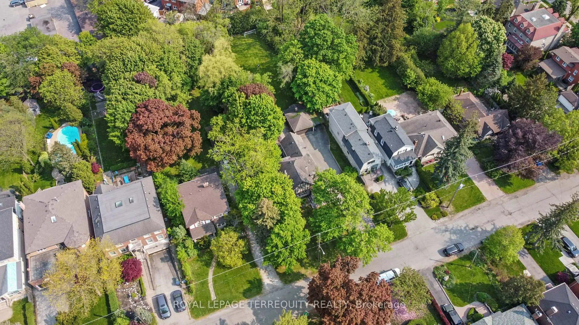 Photo 4 of 65 Burnhamthorpe Crescent, Etobicoke, Islington-City Centre West — HOMEH