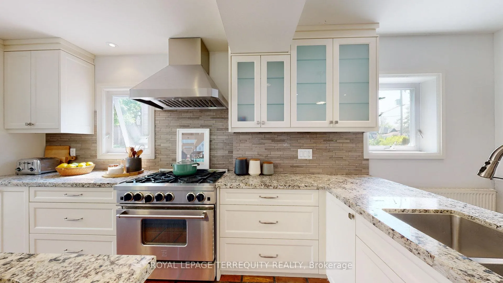 Photo 17 of 65 Burnhamthorpe Crescent, Etobicoke, Islington-City Centre West — HOMEH