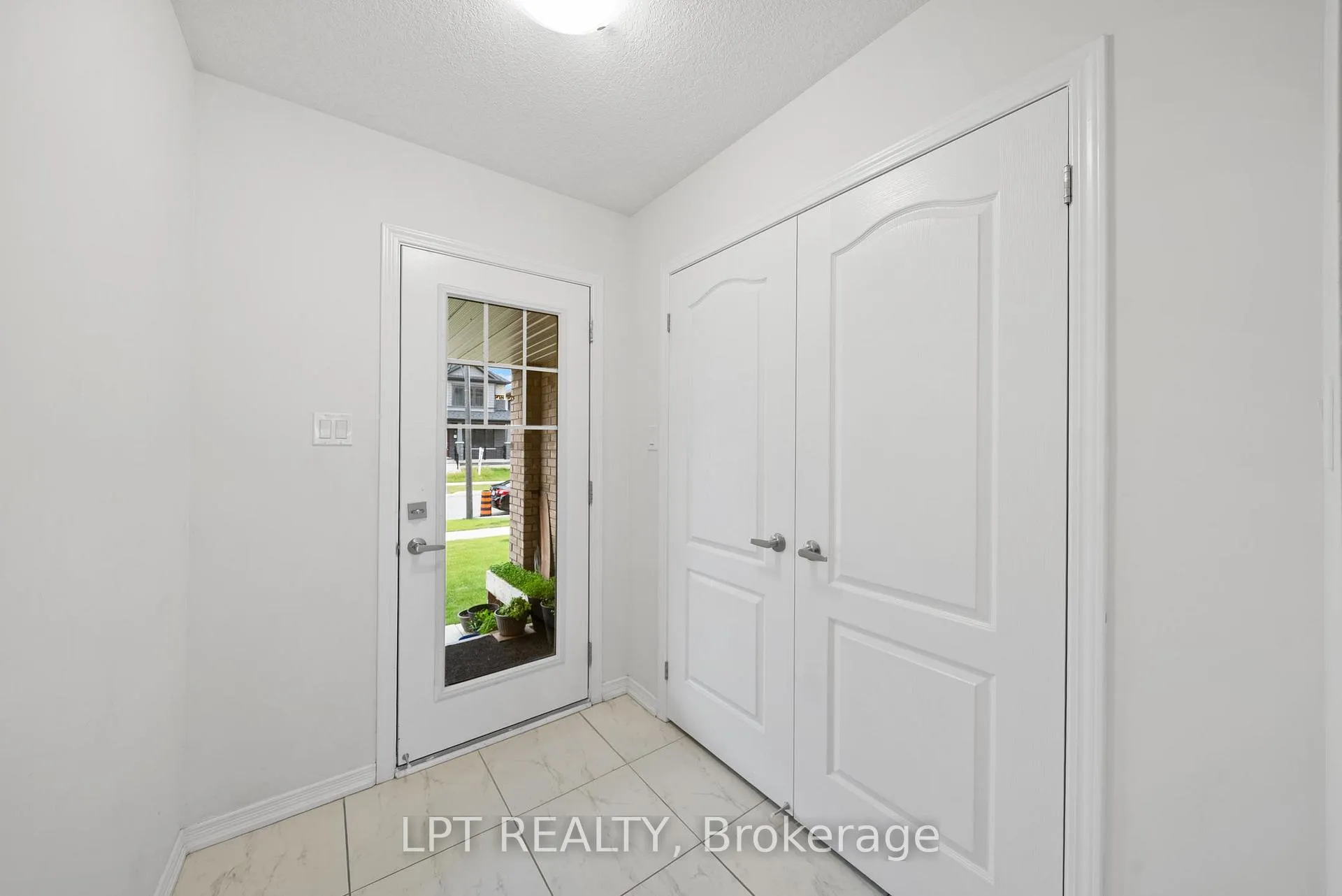 Photo 8 of 24 Bee Crescent, Brantford — HOMEH