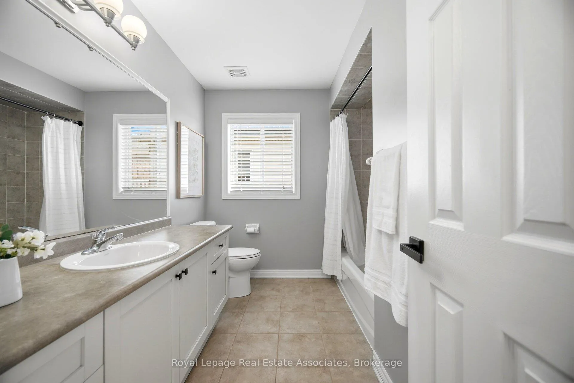 Photo 26 of 205 Acton Boulevard, Halton Hills, Acton — HOMEH