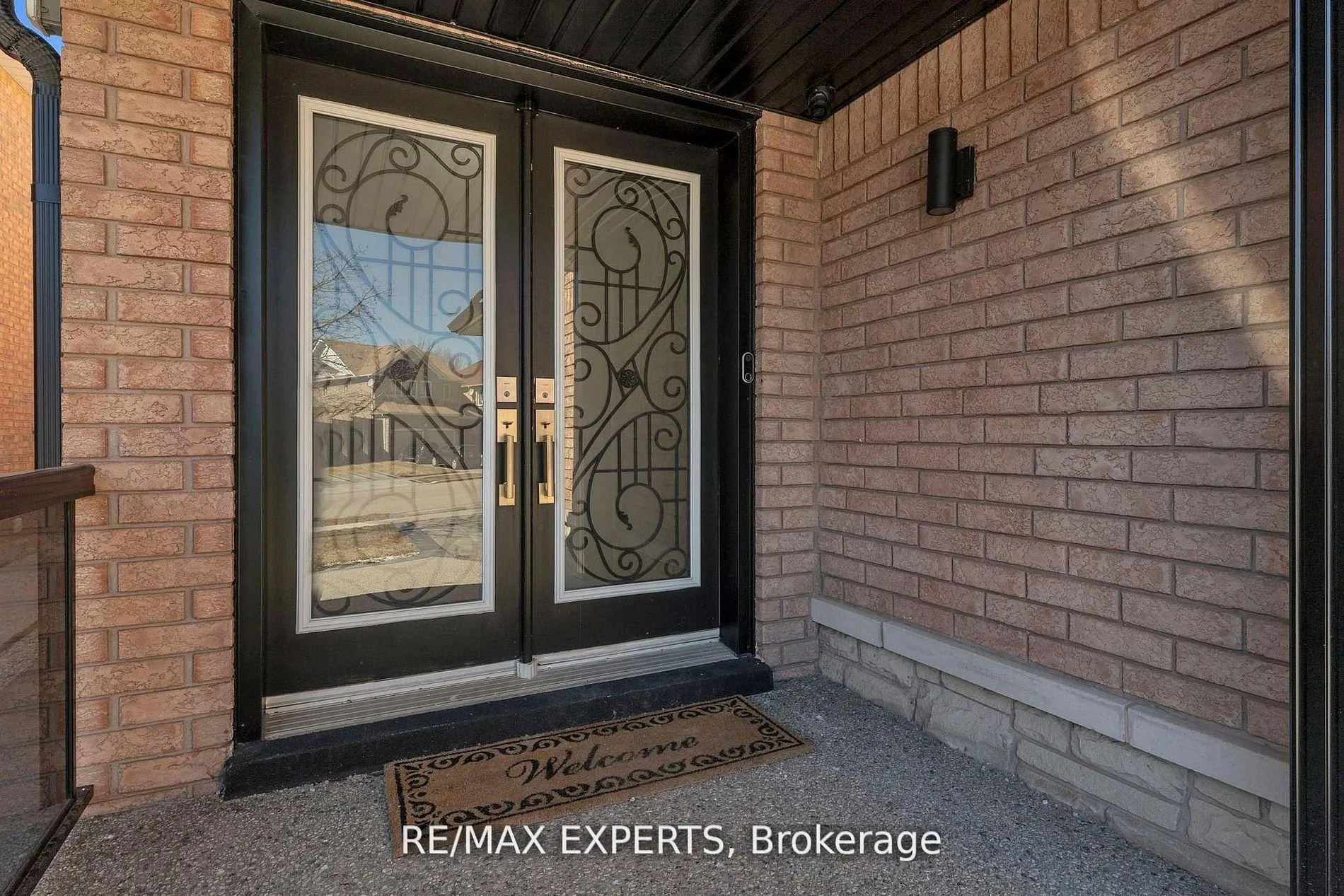 Photo 3 of 90 Summer Valley Drive, Brampton, Snelgrove — HOMEH