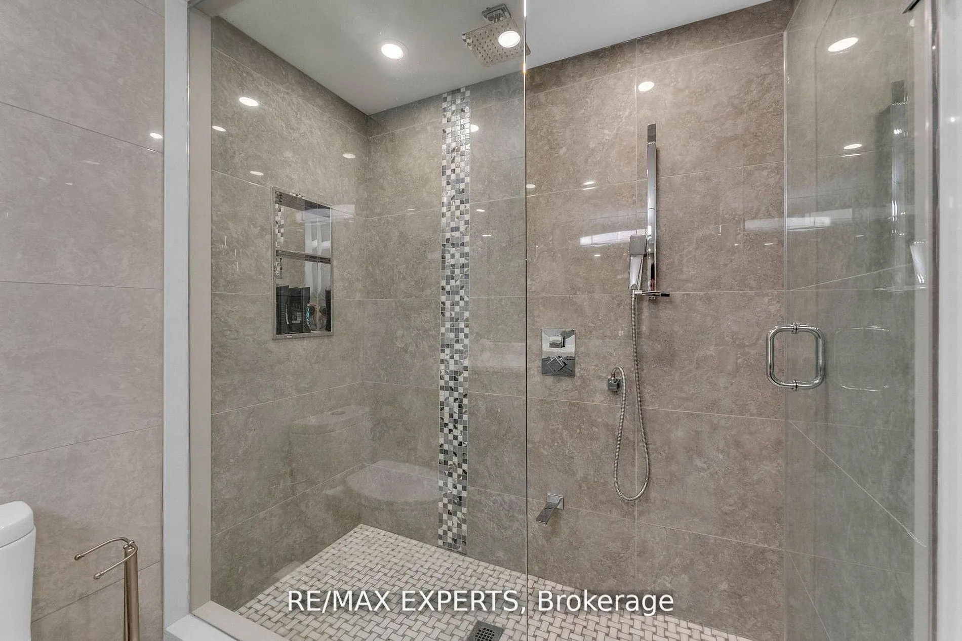 Photo 43 of 90 Summer Valley Drive, Brampton, Snelgrove — HOMEH