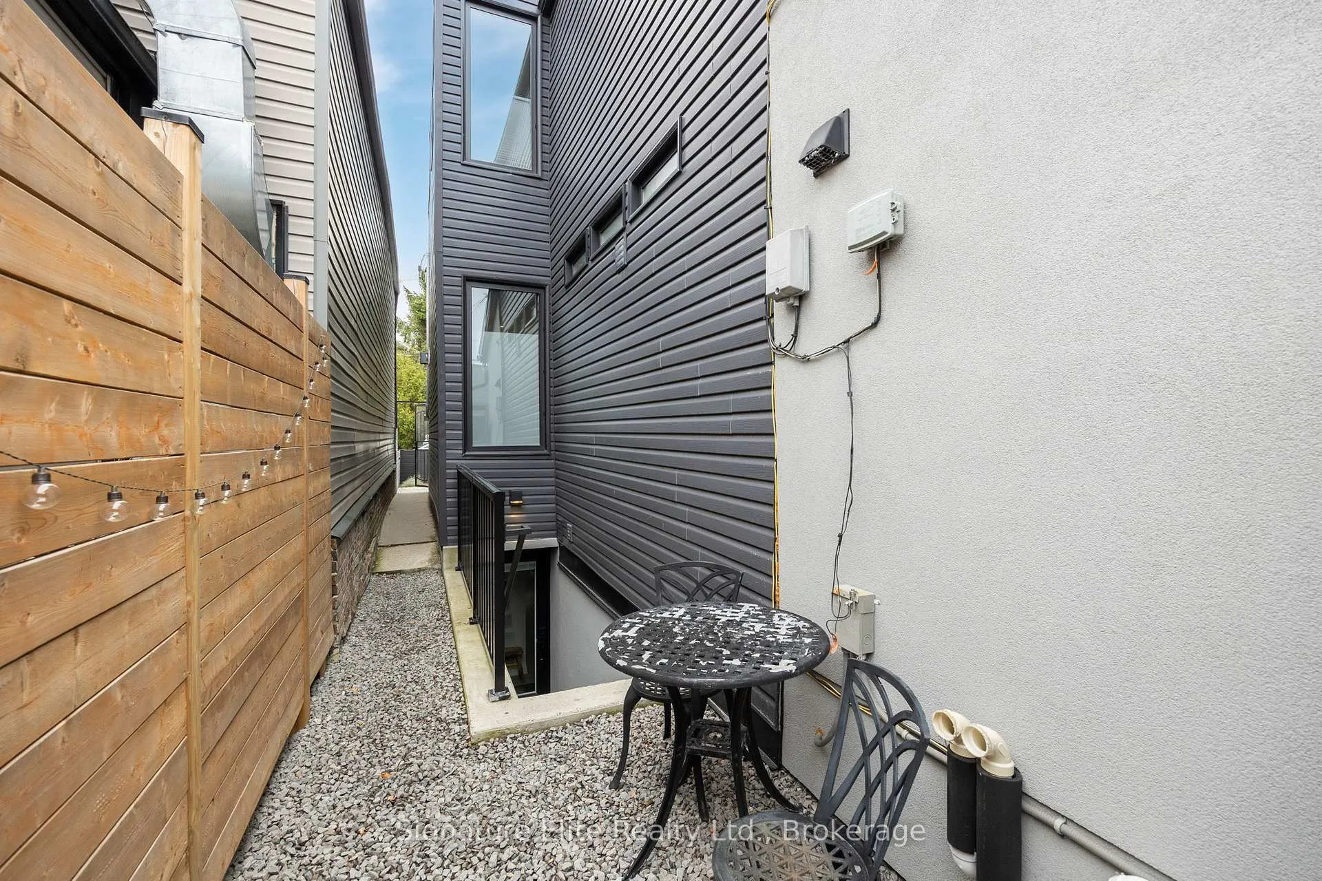 Front of Unit Bsmt, 157 Dovercourt Road
