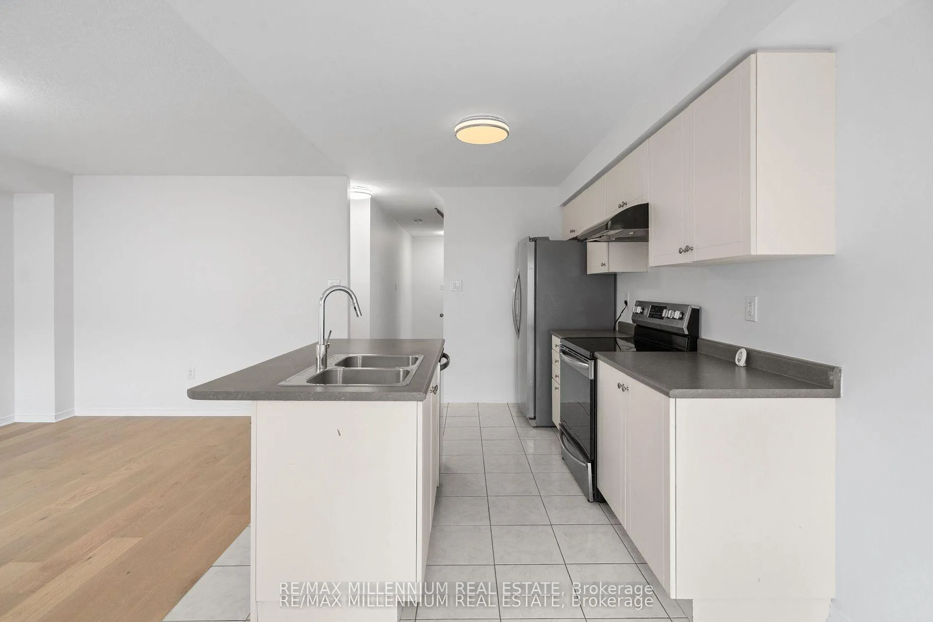 Photo 3 of 29 Cole Crescent, Brantford — HOMEH