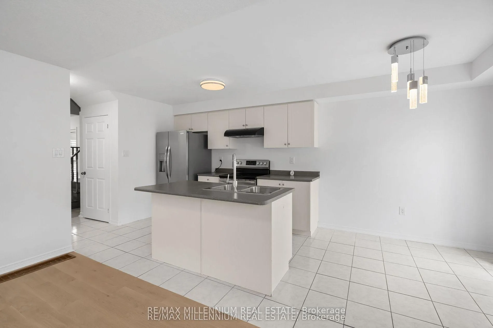 Photo 4 of 29 Cole Crescent, Brantford — HOMEH