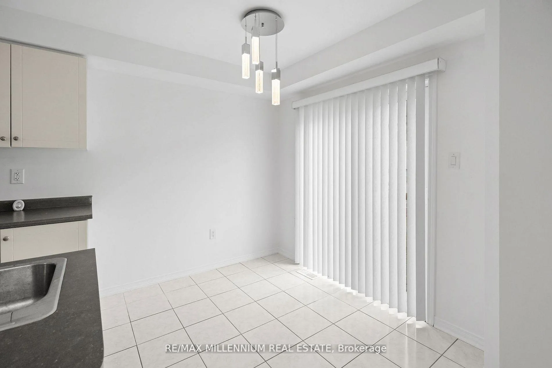 Photo 5 of 29 Cole Crescent, Brantford — HOMEH