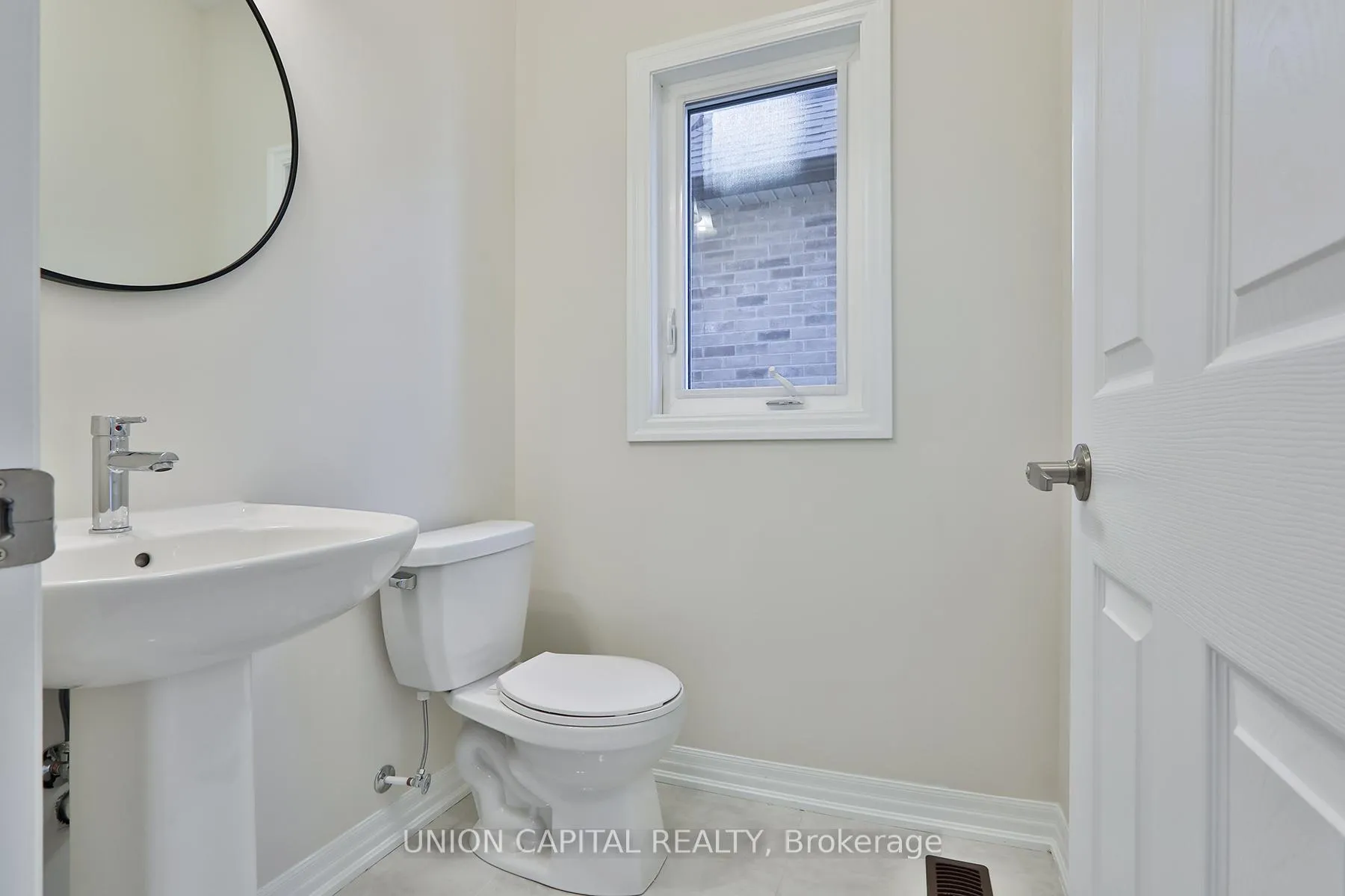 Photo 8 of 47 Donald Ingram Crescent, Georgina, Keswick North — HOMEH