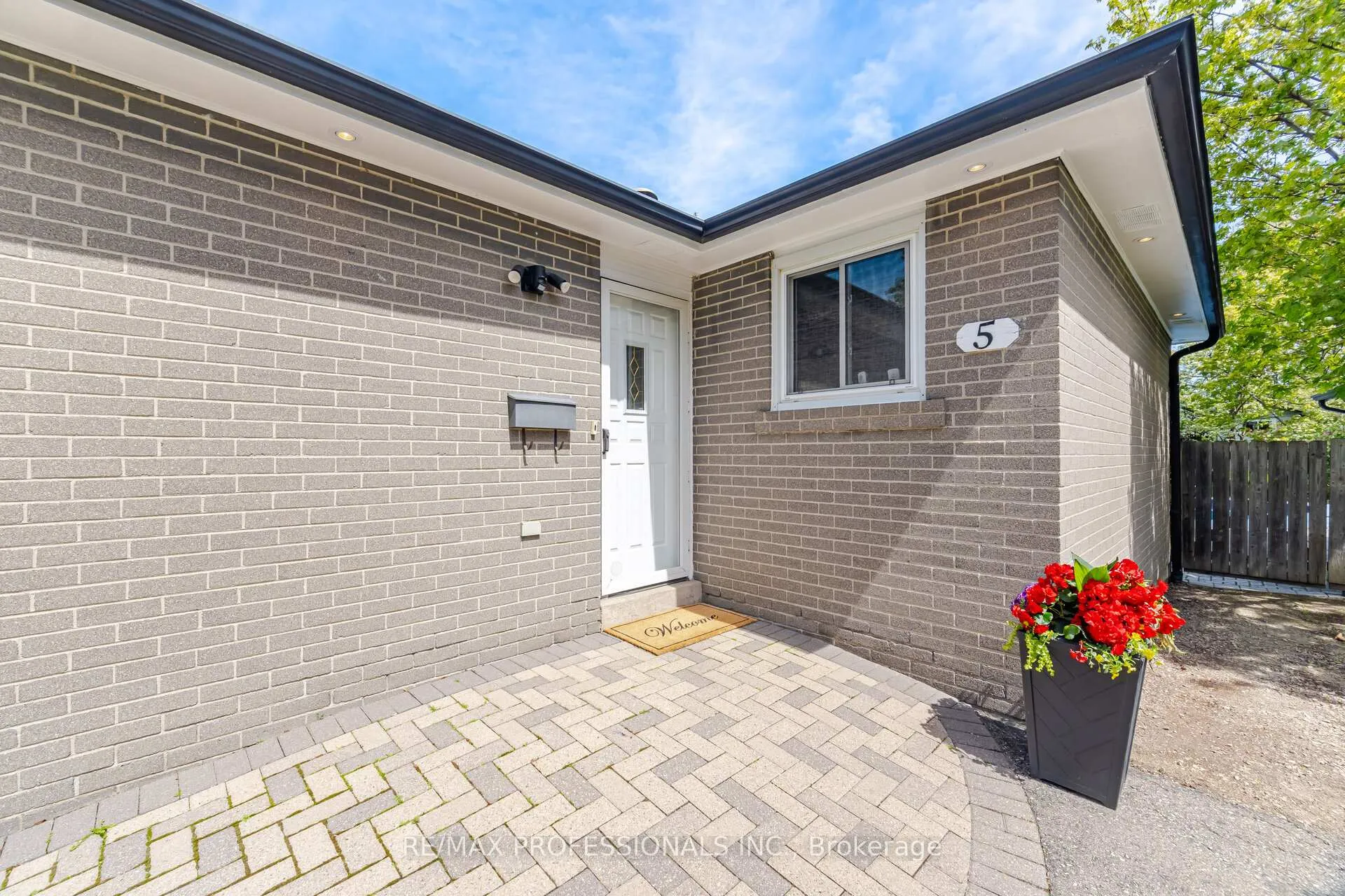 Photo 7 of 5 Flavian Crescent, Brampton, Southgate — HOMEH