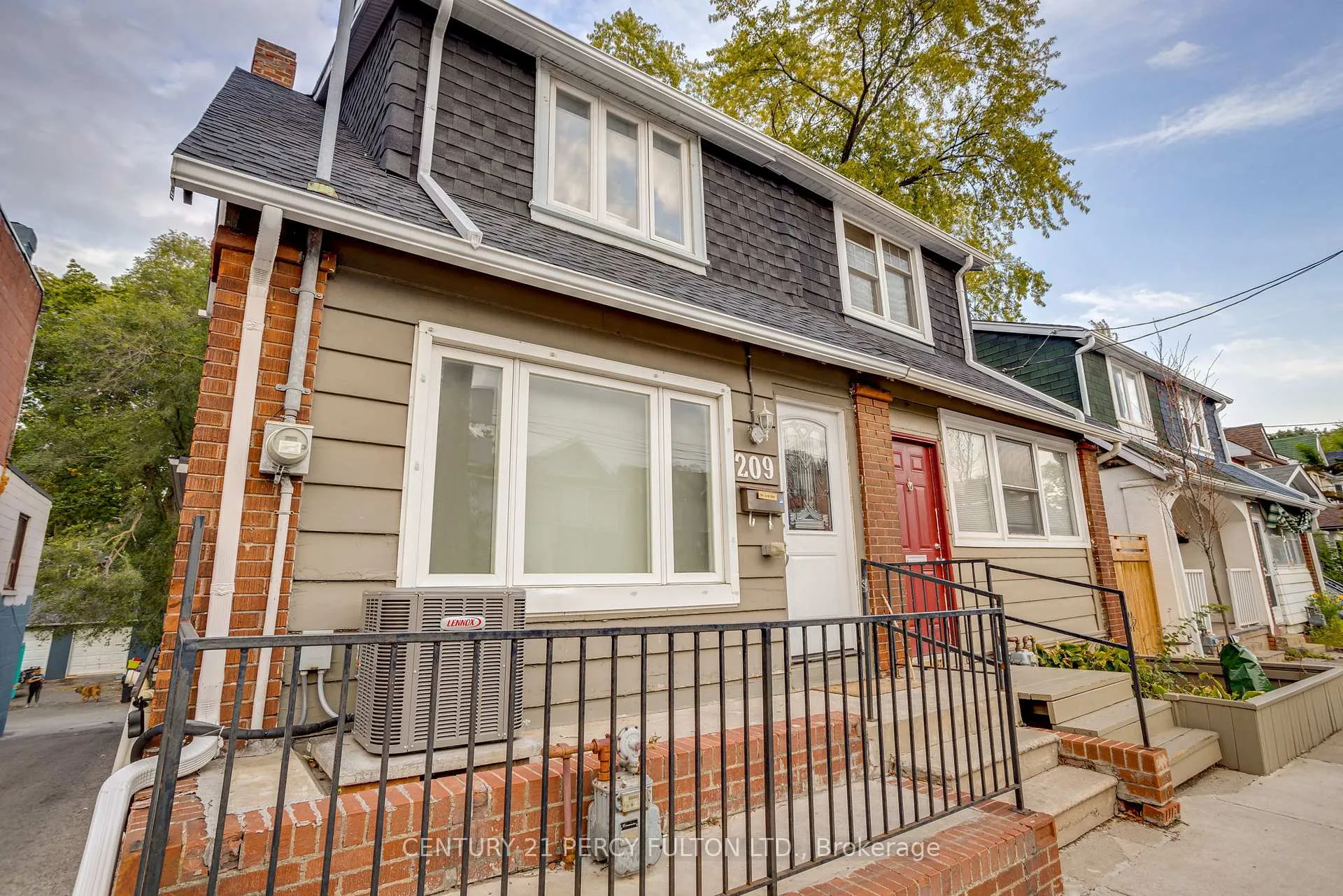 Photo 1 of Unit Main, 209 Coxwell Avenue, Toronto, Greenwood-Coxwell — HOMEH
