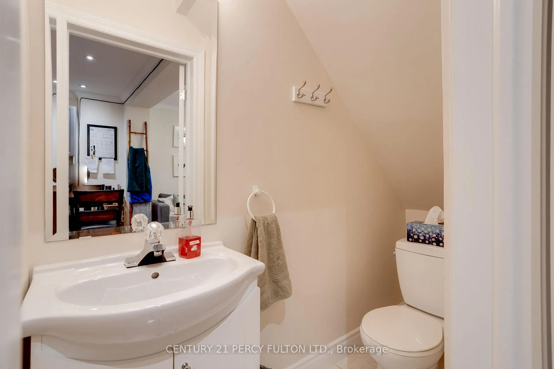 Photo 9 of Unit Main, 209 Coxwell Avenue, Toronto, Greenwood-Coxwell — HOMEH