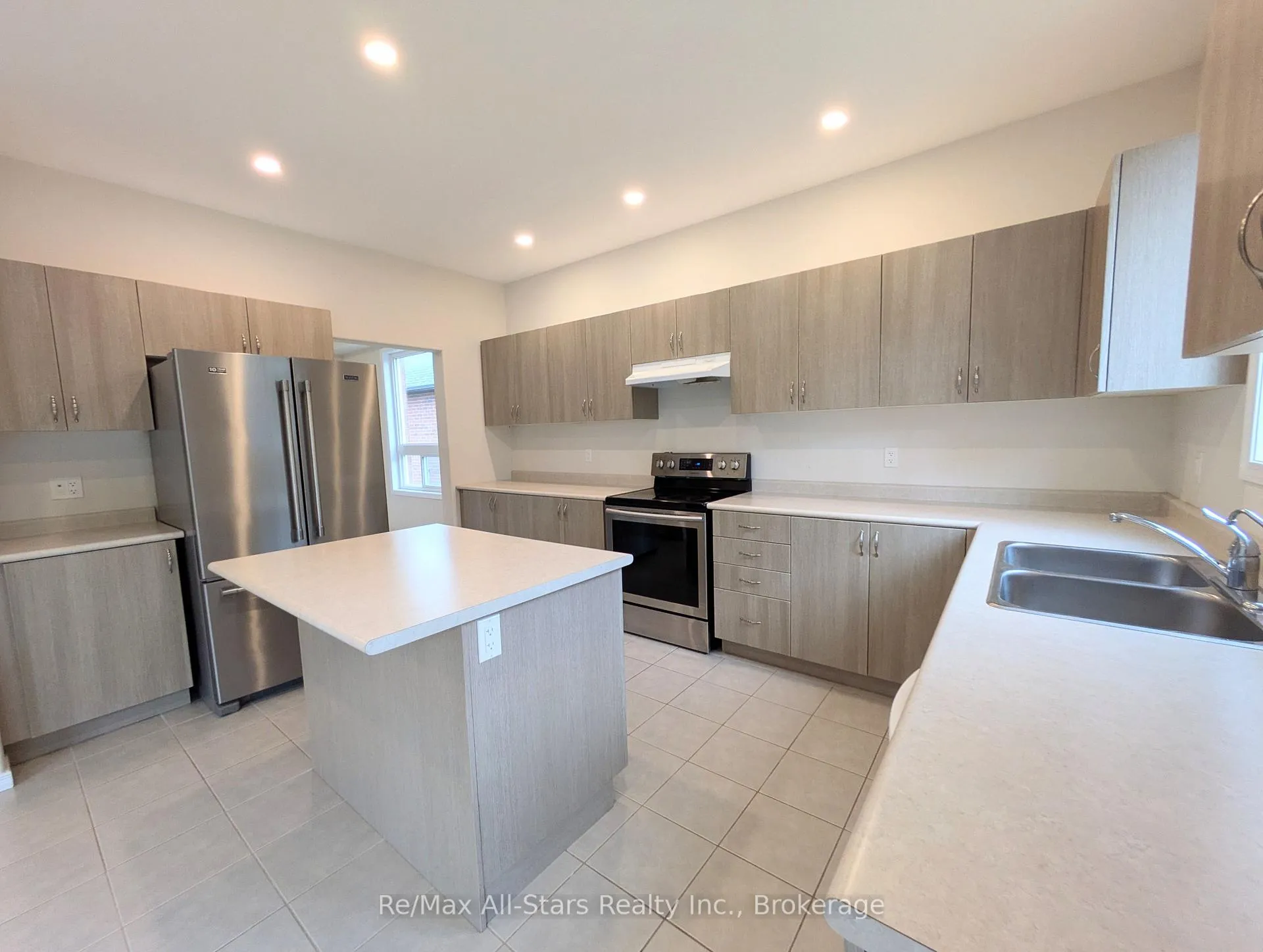 Photo 4 of 76 Alcorn Drive, Kawartha Lakes, Lindsay — HOMEH