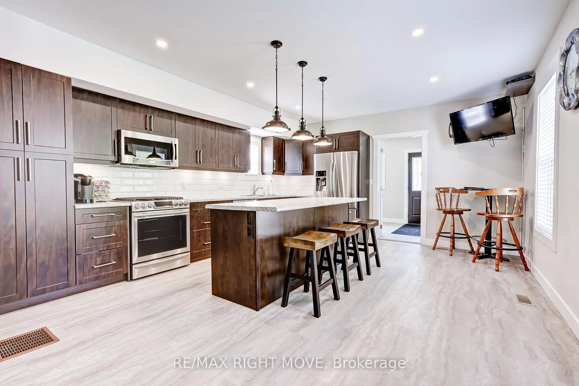 Photo 3 of 209 Atherley Road, Orillia — HOMEH