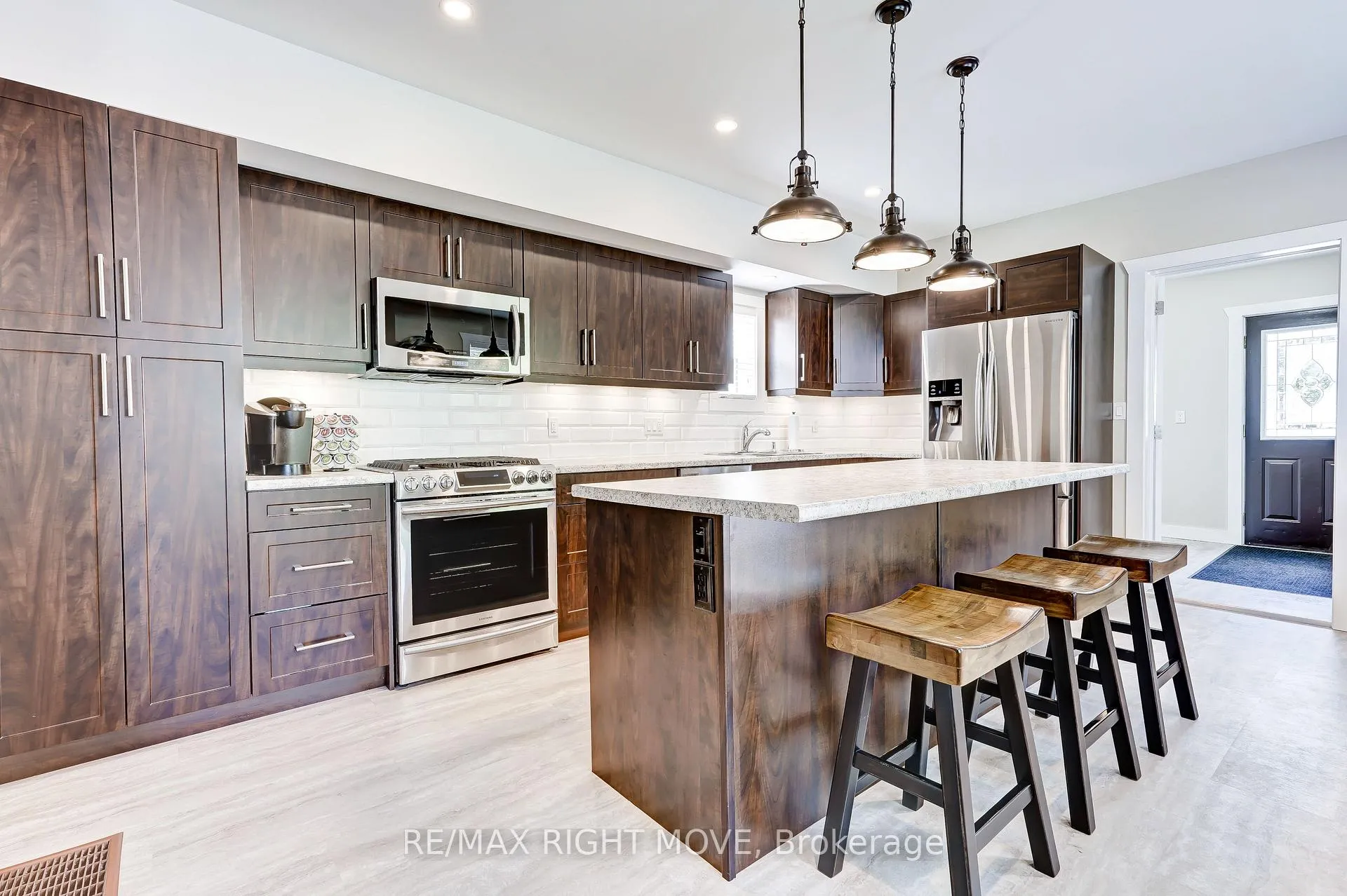 Photo 4 of 209 Atherley Road, Orillia — HOMEH
