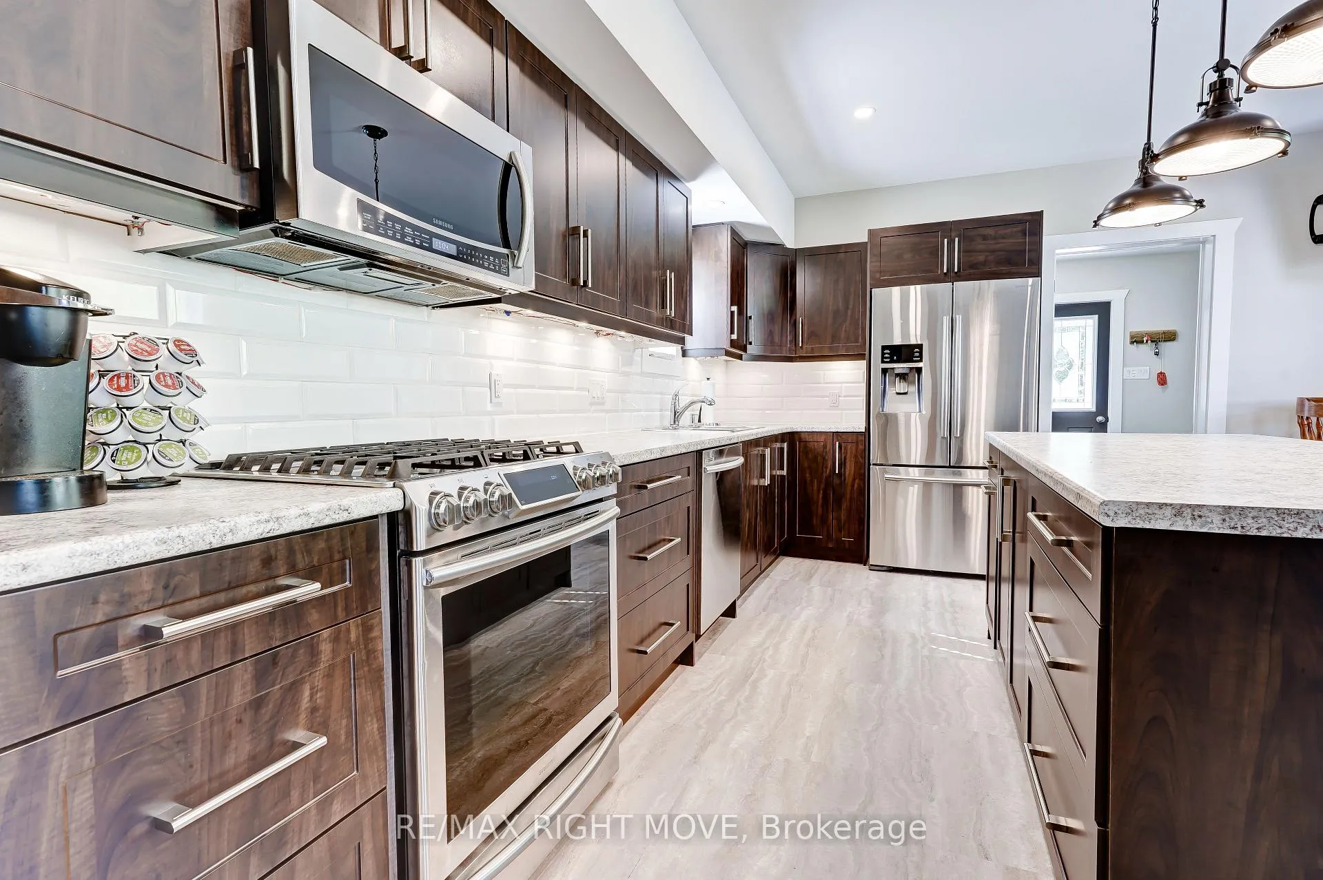 Photo 5 of 209 Atherley Road, Orillia — HOMEH
