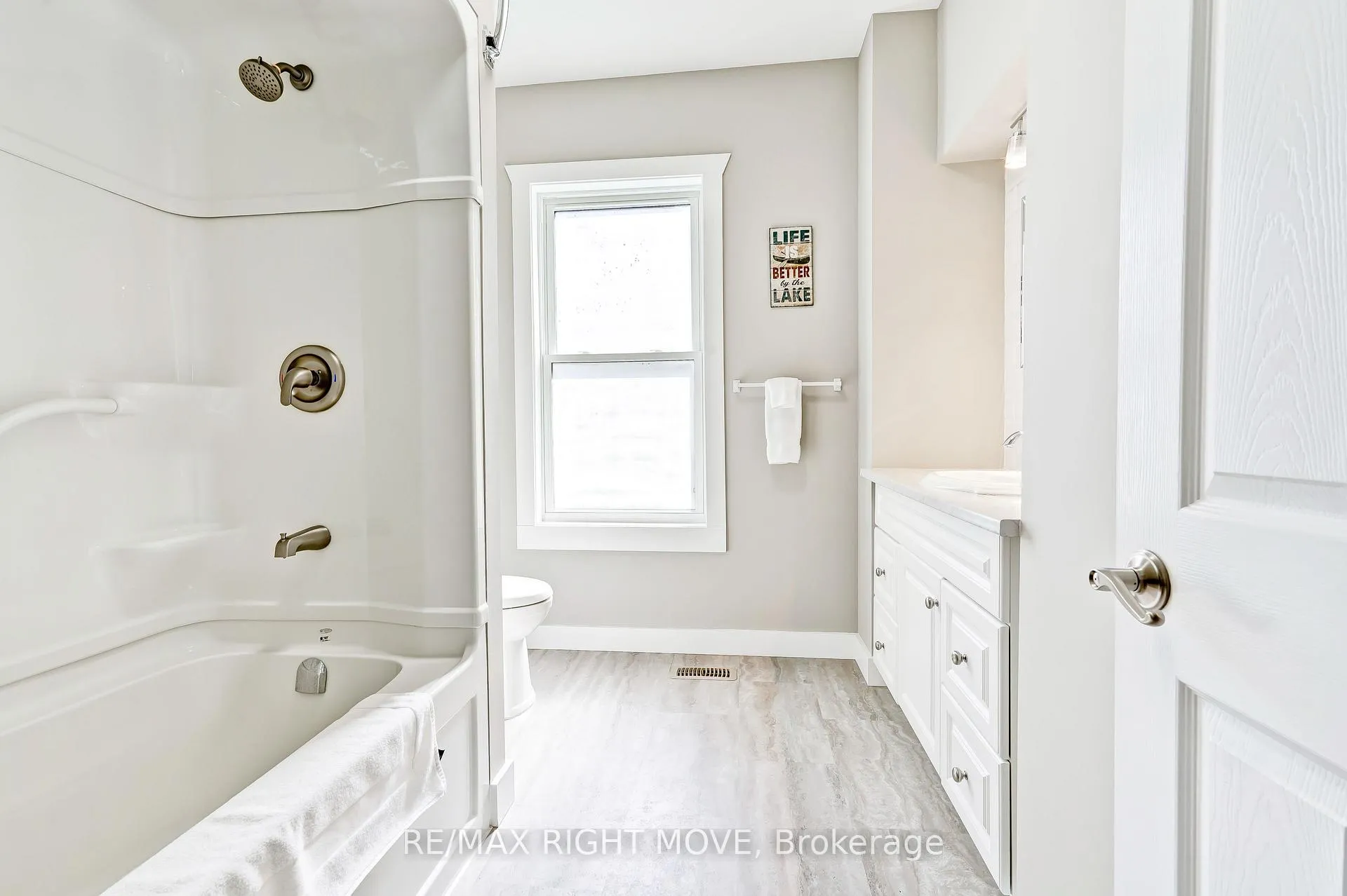 Photo 13 of 209 Atherley Road, Orillia — HOMEH