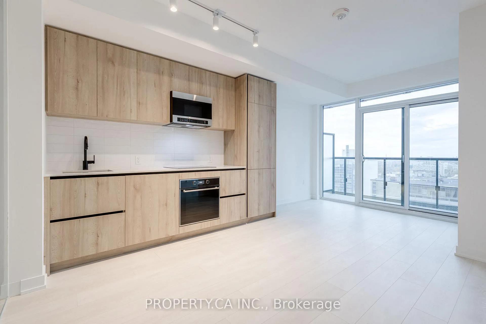 Photo 4 of Unit 1401, 127 Broadway Avenue, Toronto, Mount Pleasant West — HOMEH