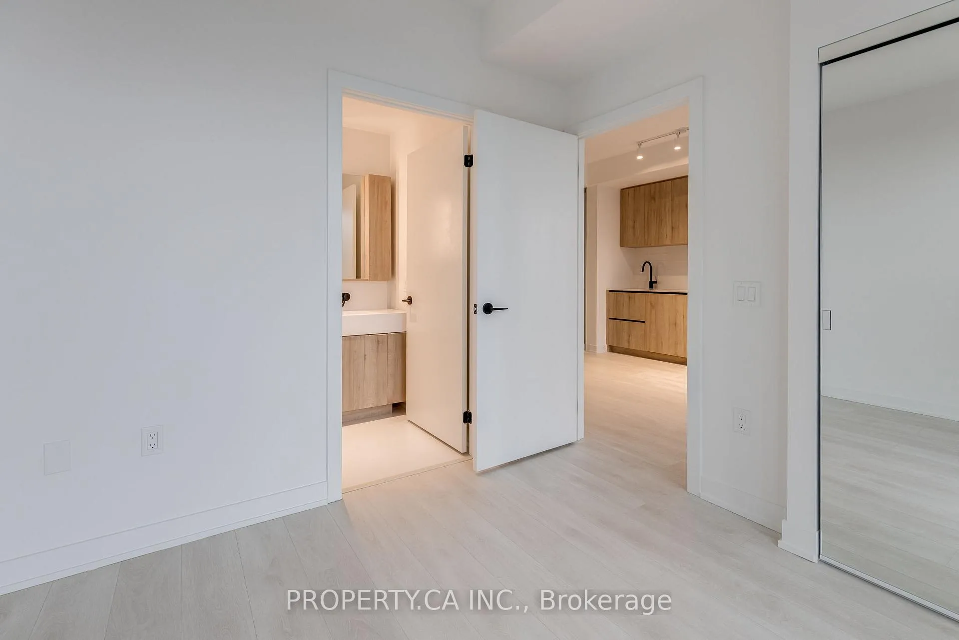 Photo 12 of Unit 1401, 127 Broadway Avenue, Toronto, Mount Pleasant West — HOMEH