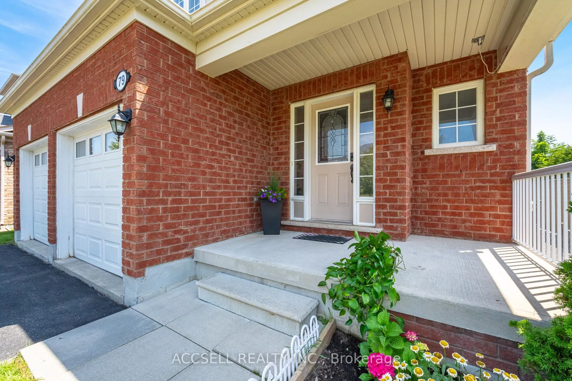 Photo 5 of 79 Lobb Court, Clarington, Bowmanville — HOMEH