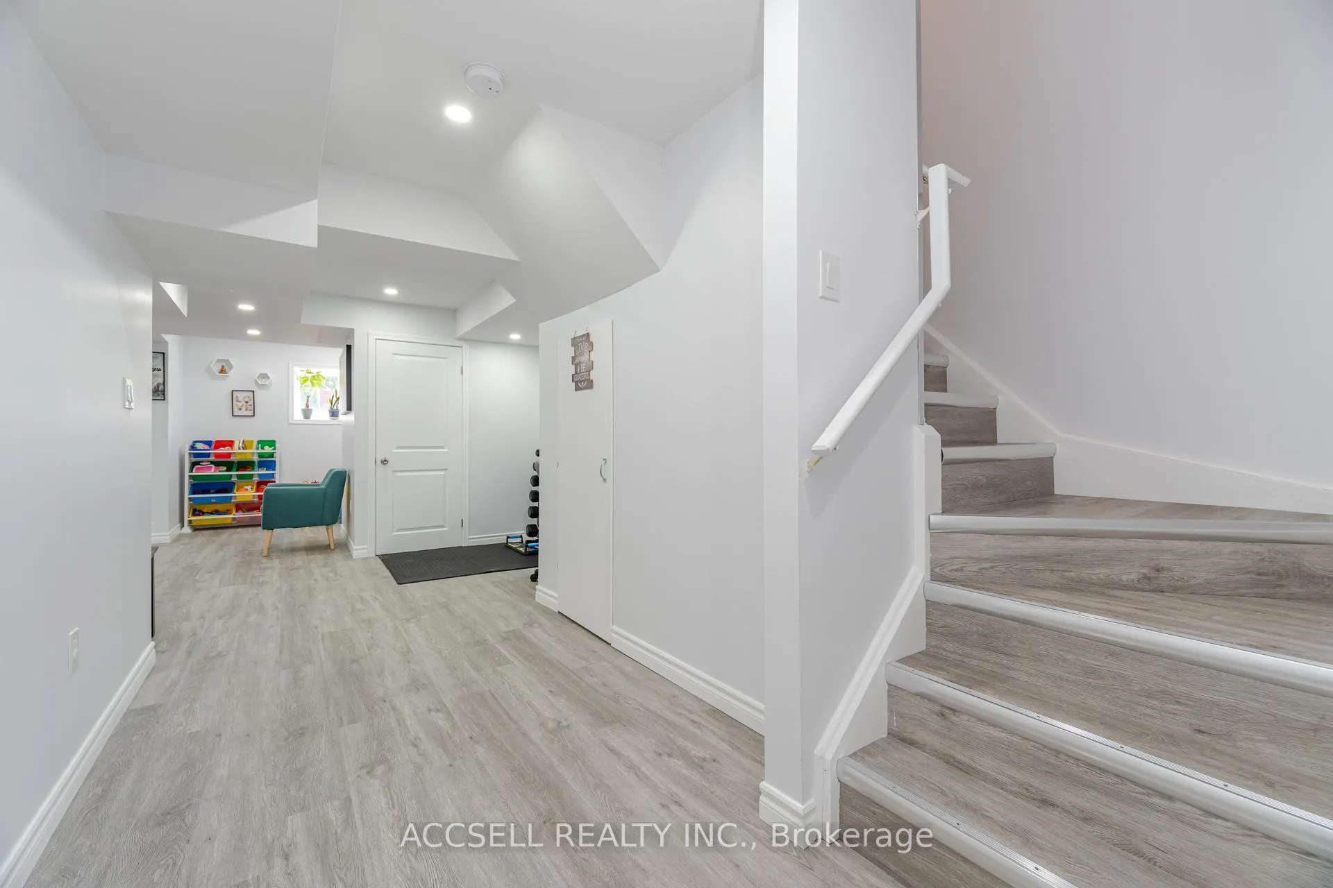 Photo 62 of 79 Lobb Court, Clarington, Bowmanville — HOMEH