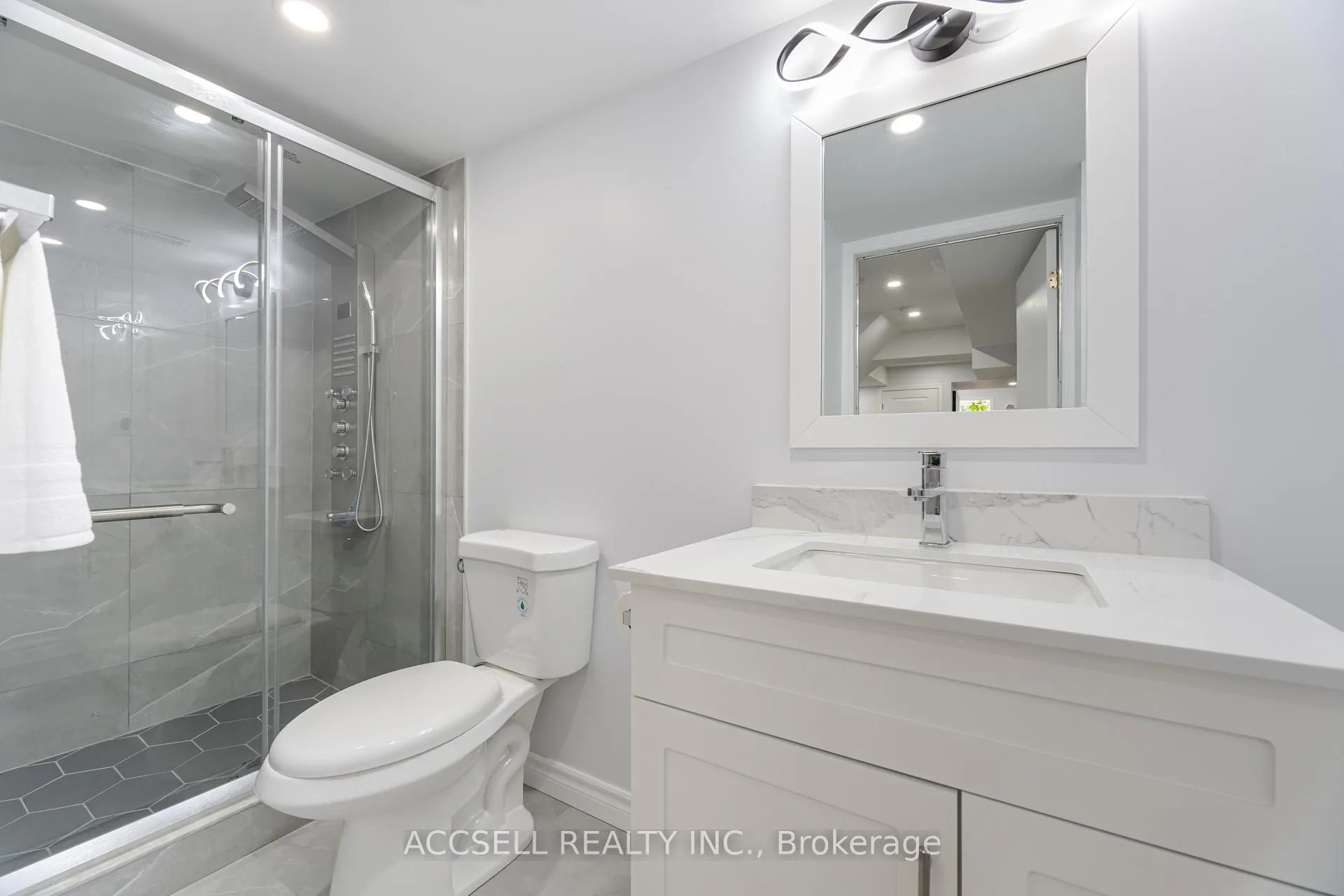 Photo 75 of 79 Lobb Court, Clarington, Bowmanville — HOMEH