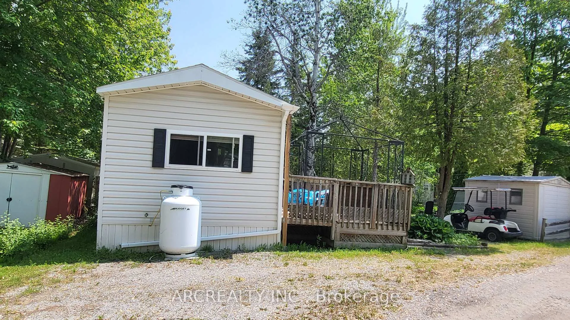 Photo 3 of 10 Chickadee Court, Georgina, Pefferlaw — HOMEH
