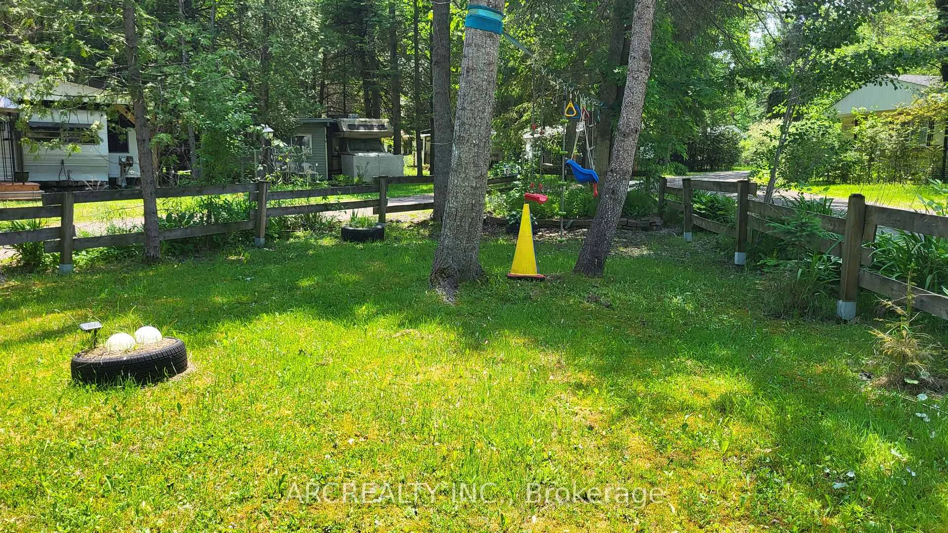 Photo 38 of 10 Chickadee Court, Georgina, Pefferlaw — HOMEH