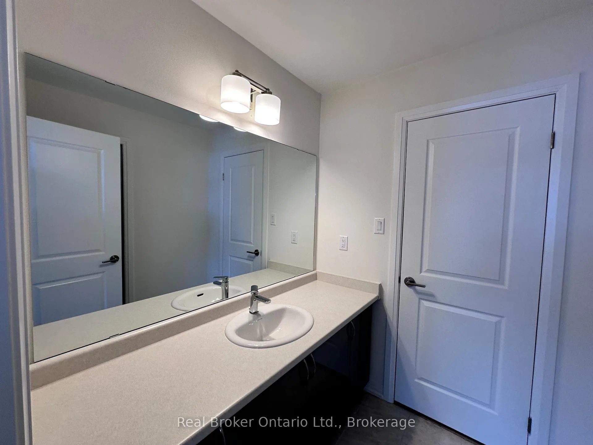 Photo 14 of Unit UPPER, 26 Mckernan Avenue, Brantford, Northwest Industrial — HOMEH