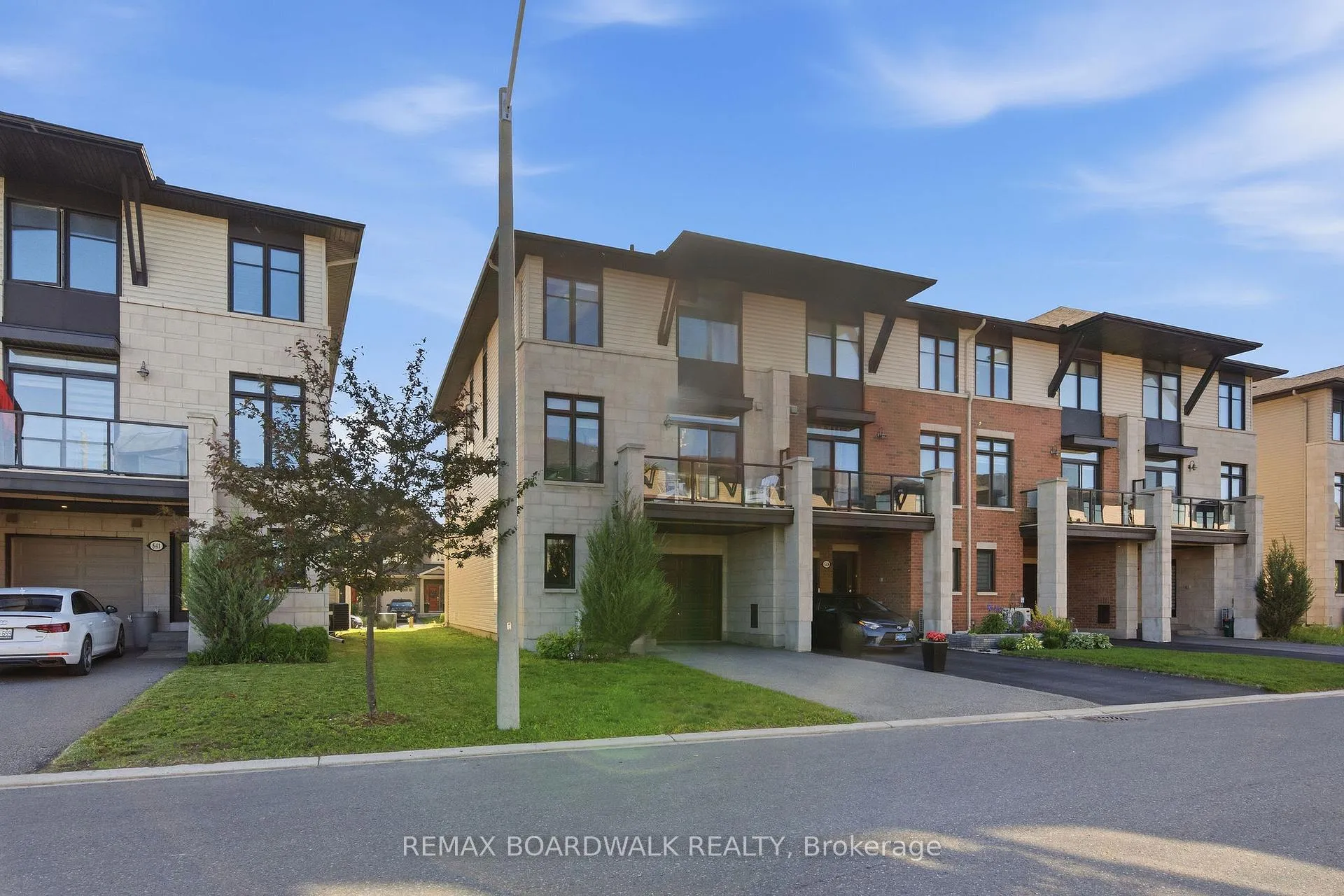 Photo 3 of 543 Labrador Crescent, Ottawa, Blossom Park/Kemp Park/Findlay Creek — HOMEH