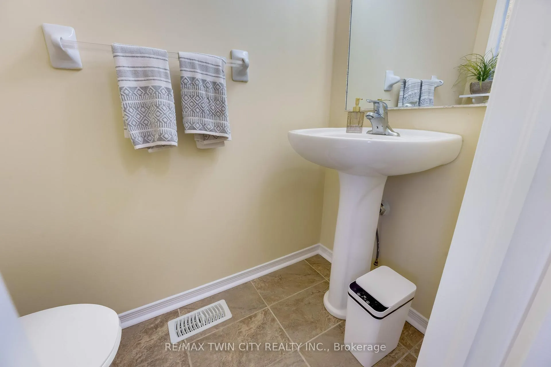 Photo 30 of 538 Beaumont Crescent, Kitchener — HOMEH