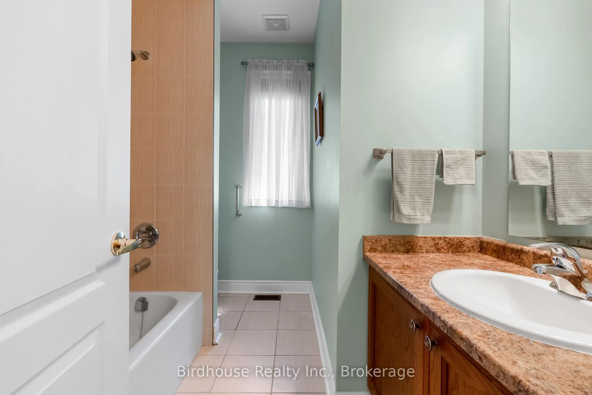 Photo 31 of 42 Logan Lane, Kawartha Lakes, Lindsay — HOMEH