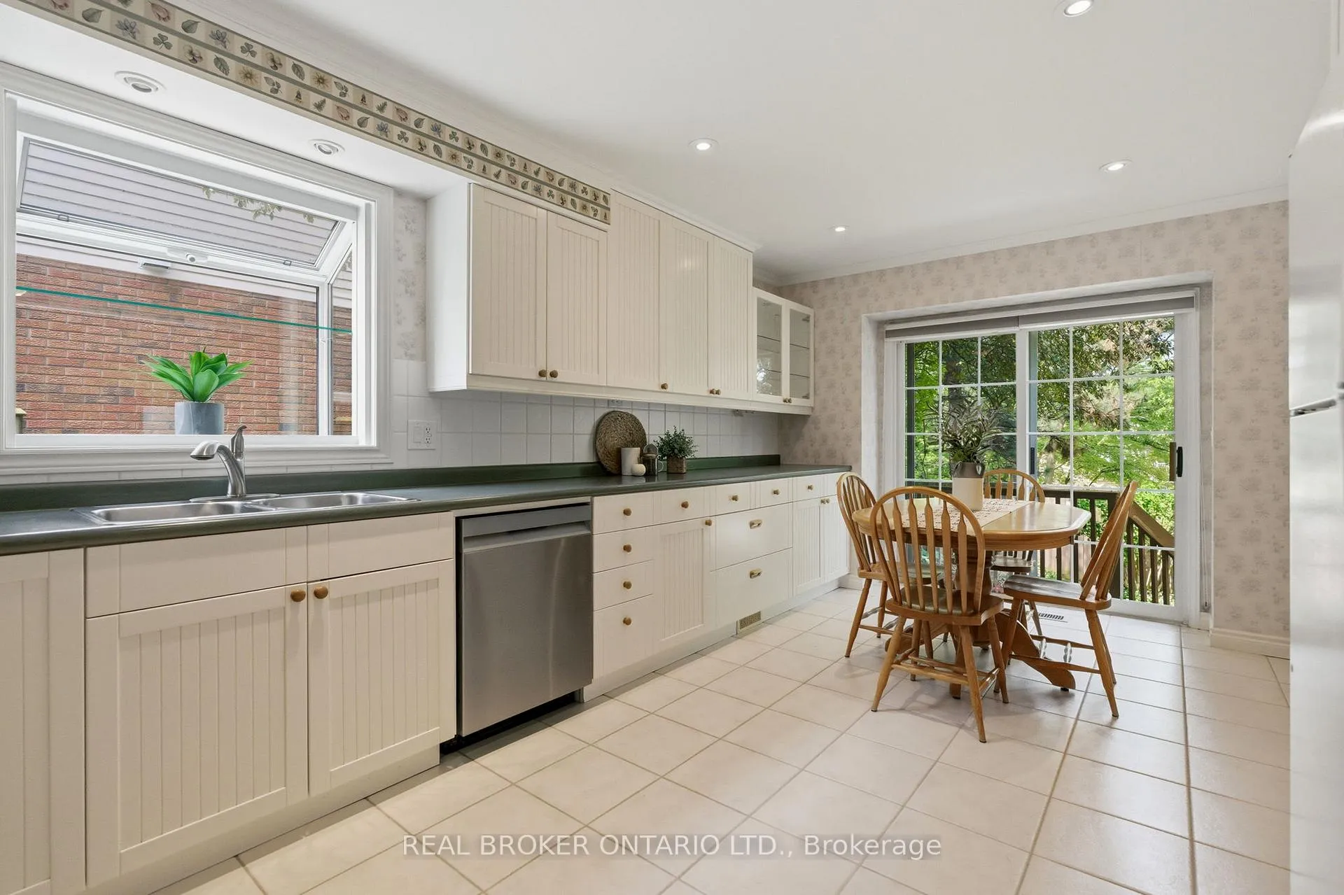 Photo 18 of 2241 Mansfield Drive, Burlington, Tyandaga — HOMEH