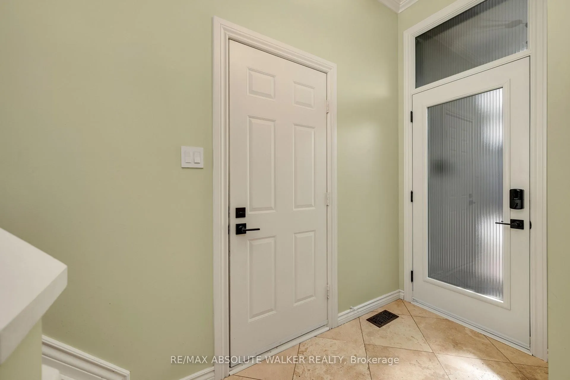 Photo 11 of 1824 Hennessy Crescent, Ottawa, Fallingbrook/Gardenway South — HOMEH