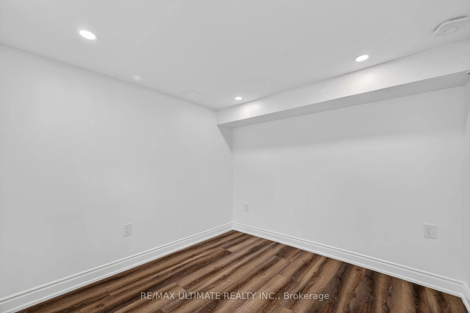 Photo 15 of Unit Basement, 818 Krosno Boulevard, Pickering, Bay Ridges — HOMEH