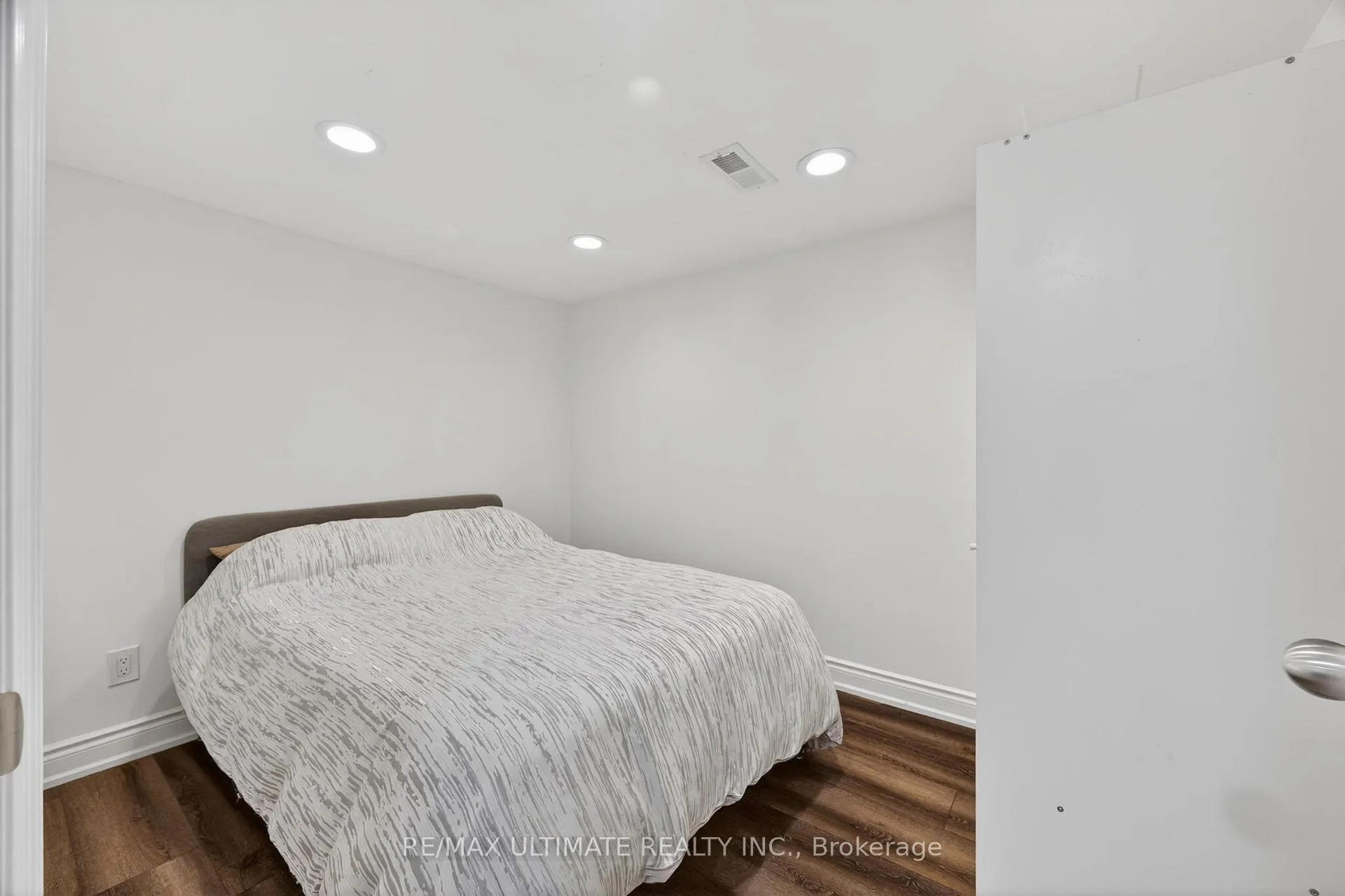 Photo 17 of Unit Basement, 818 Krosno Boulevard, Pickering, Bay Ridges — HOMEH