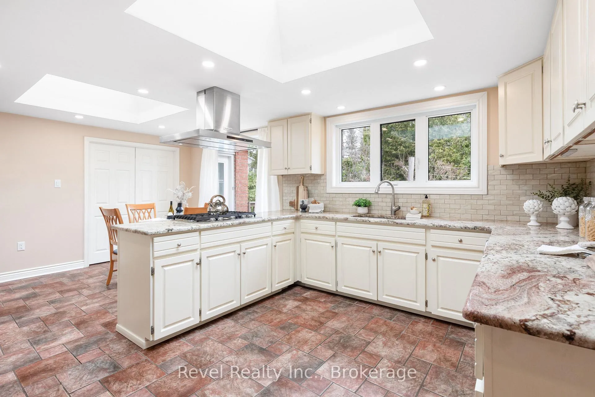 Photo 18 of 27 Cedar Crescent, Kawartha Lakes, Janetville — HOMEH