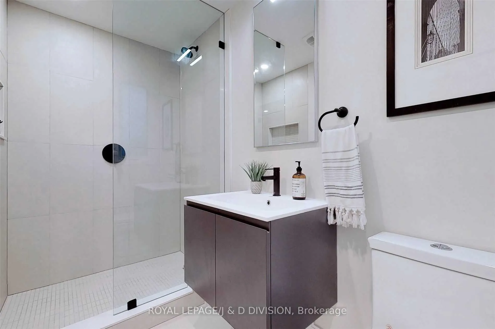 Photo 14 of Unit Lower, 26 Henderson Avenue, Toronto, Trinity-Bellwoods — HOMEH