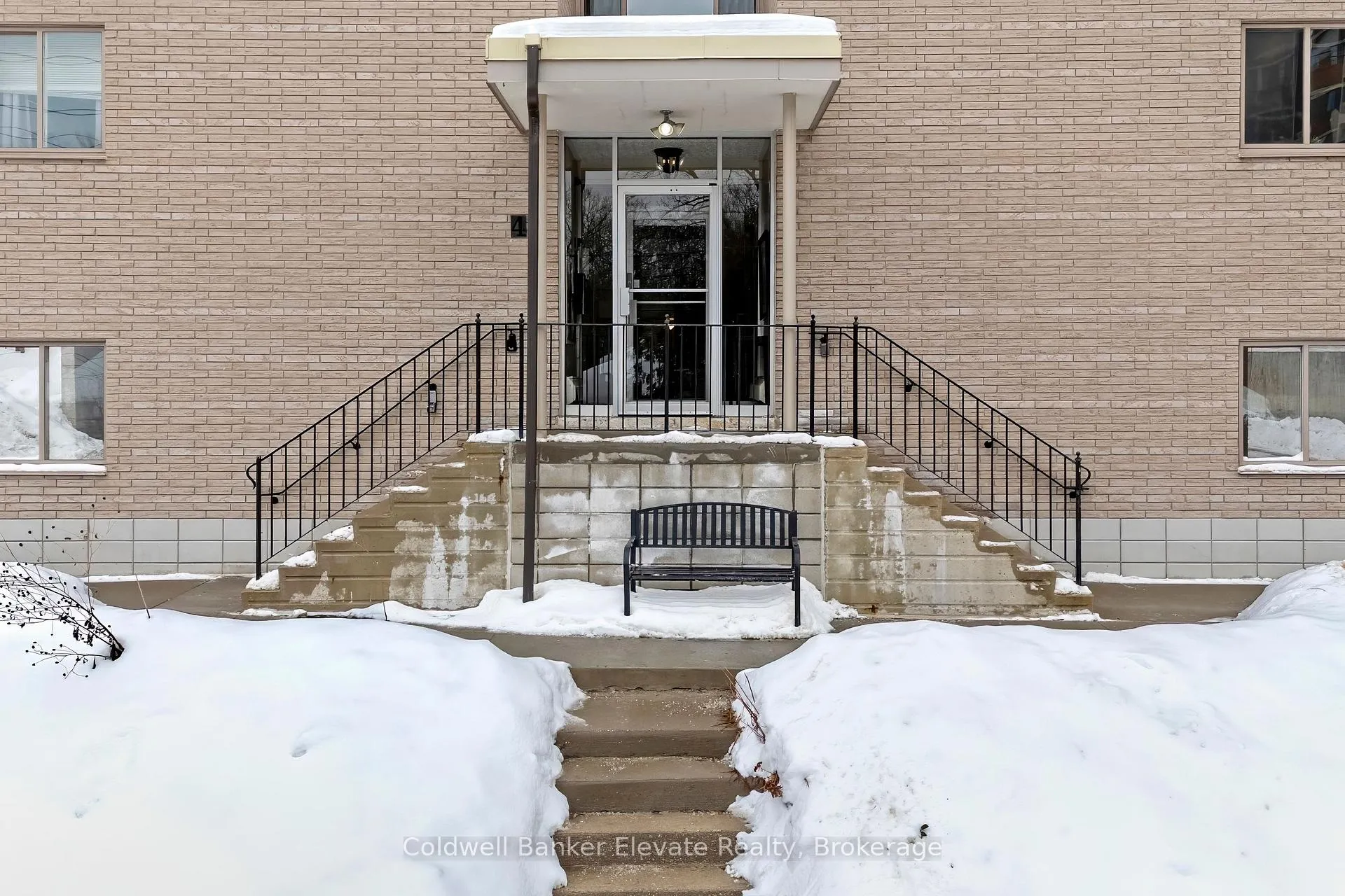 Photo 3 of Unit 402, 49 Park Avenue, Halton Hills, Georgetown — HOMEH