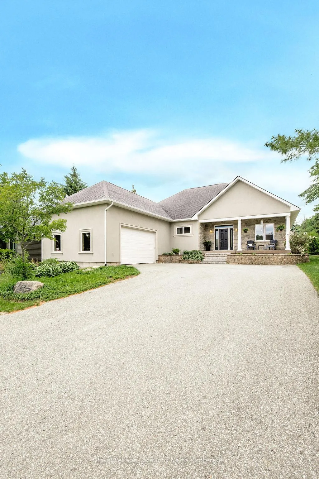 Photo 2 of 122 Augusta Crescent, Blue Mountains — HOMEH