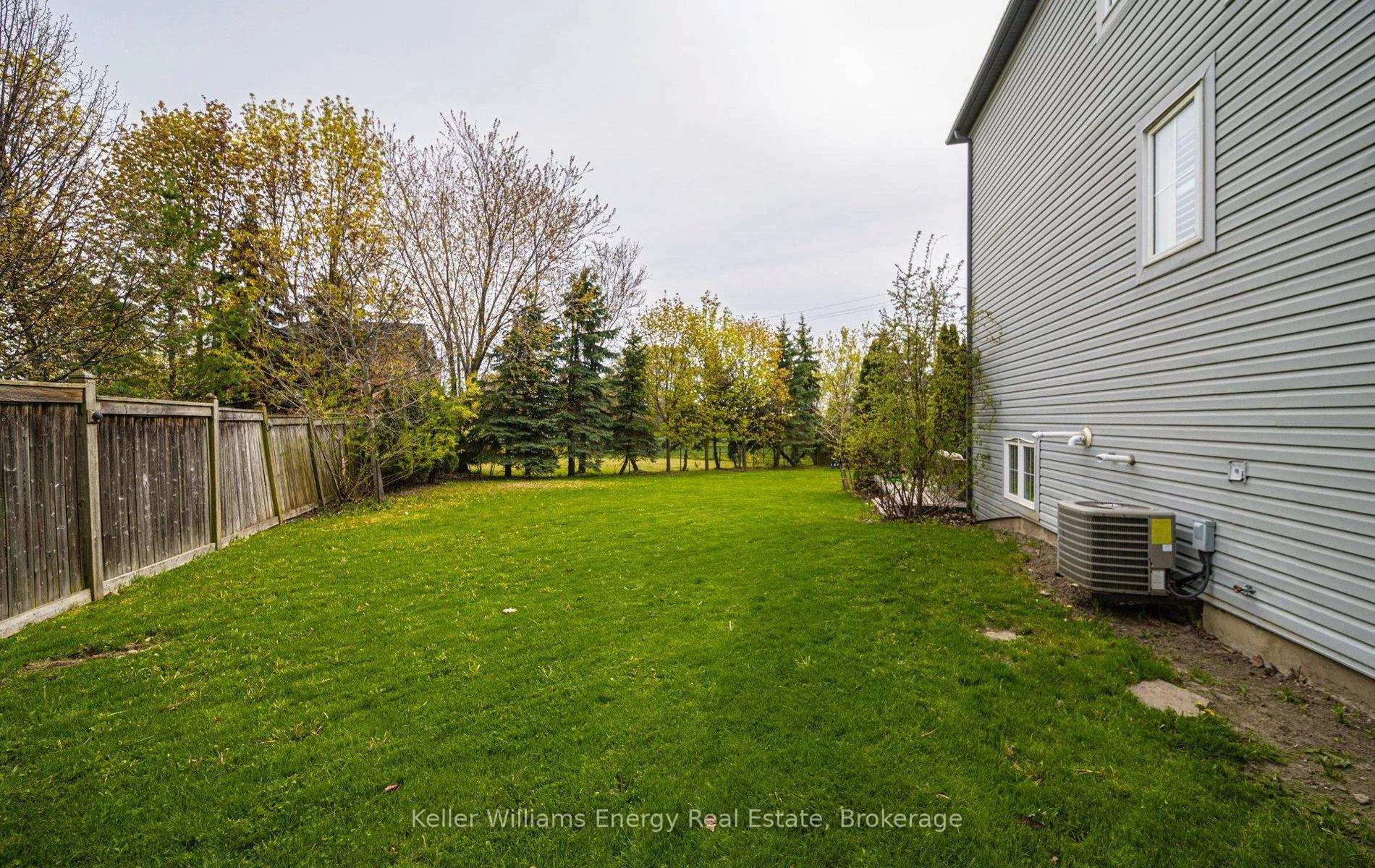 Photo 4 of 105 Woodbine Place, Oshawa, Windfields — HOMEH