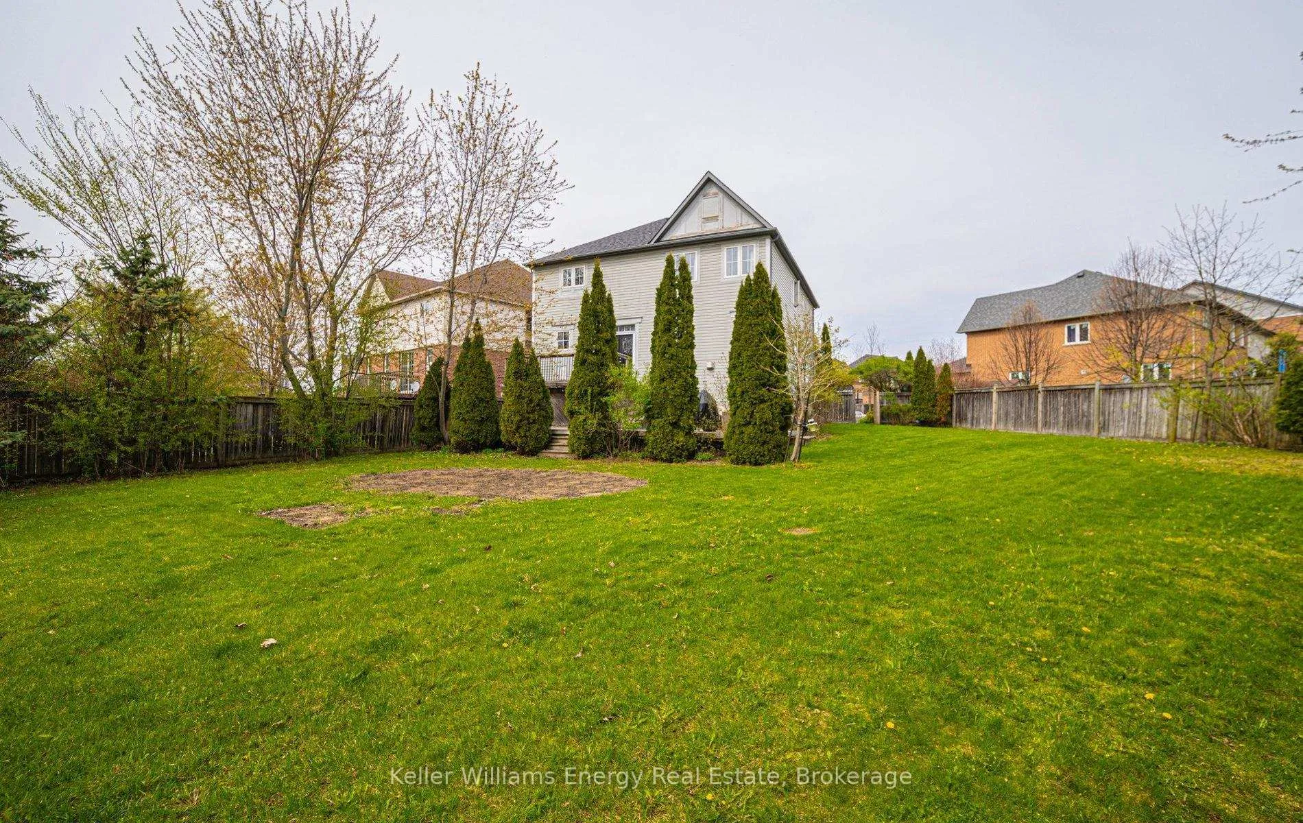 Photo 5 of 105 Woodbine Place, Oshawa, Windfields — HOMEH