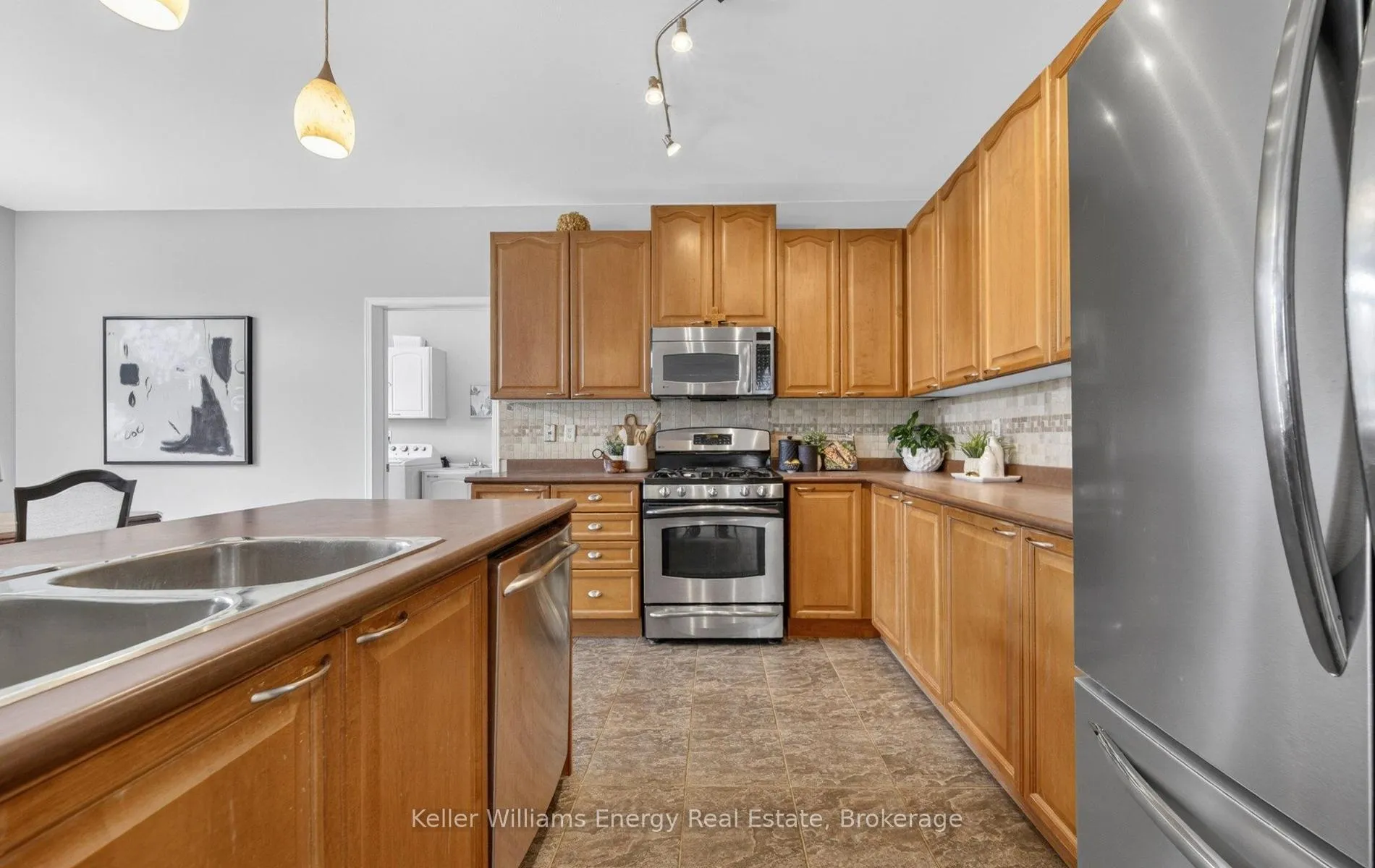Photo 15 of 105 Woodbine Place, Oshawa, Windfields — HOMEH