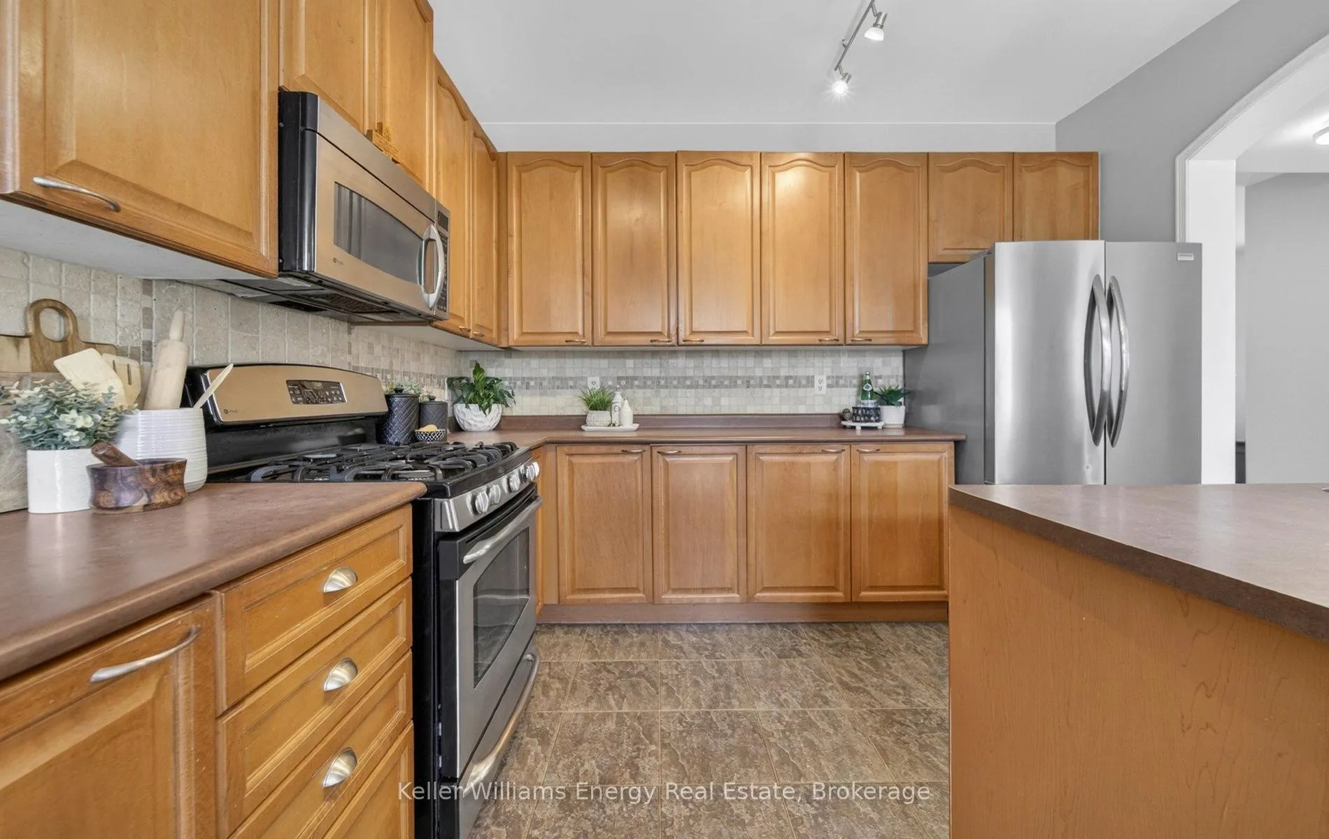 Photo 16 of 105 Woodbine Place, Oshawa, Windfields — HOMEH