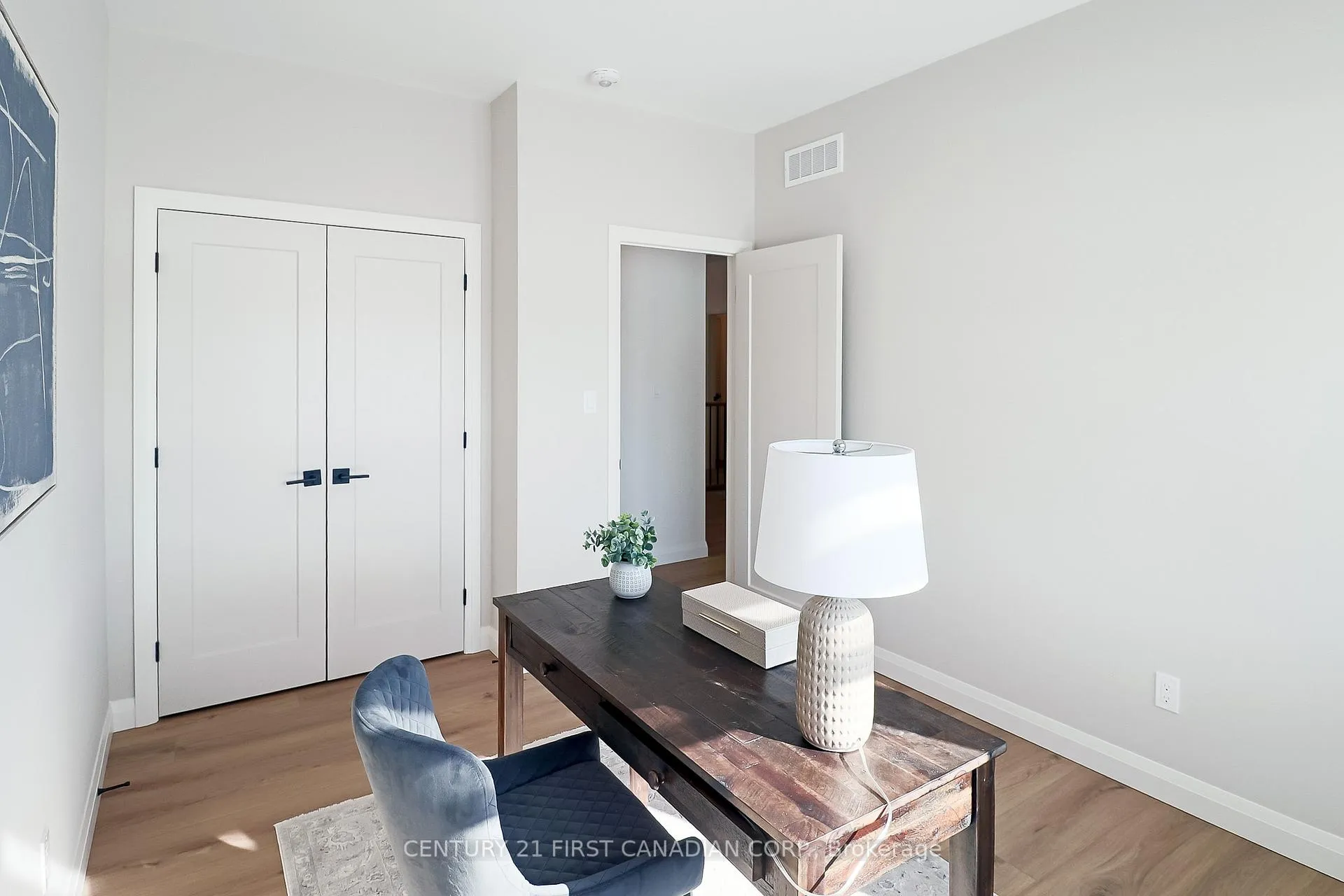 Photo 3 of Unit 11, 32 Postma Crescent, North Middlesex, Ailsa Craig — HOMEH