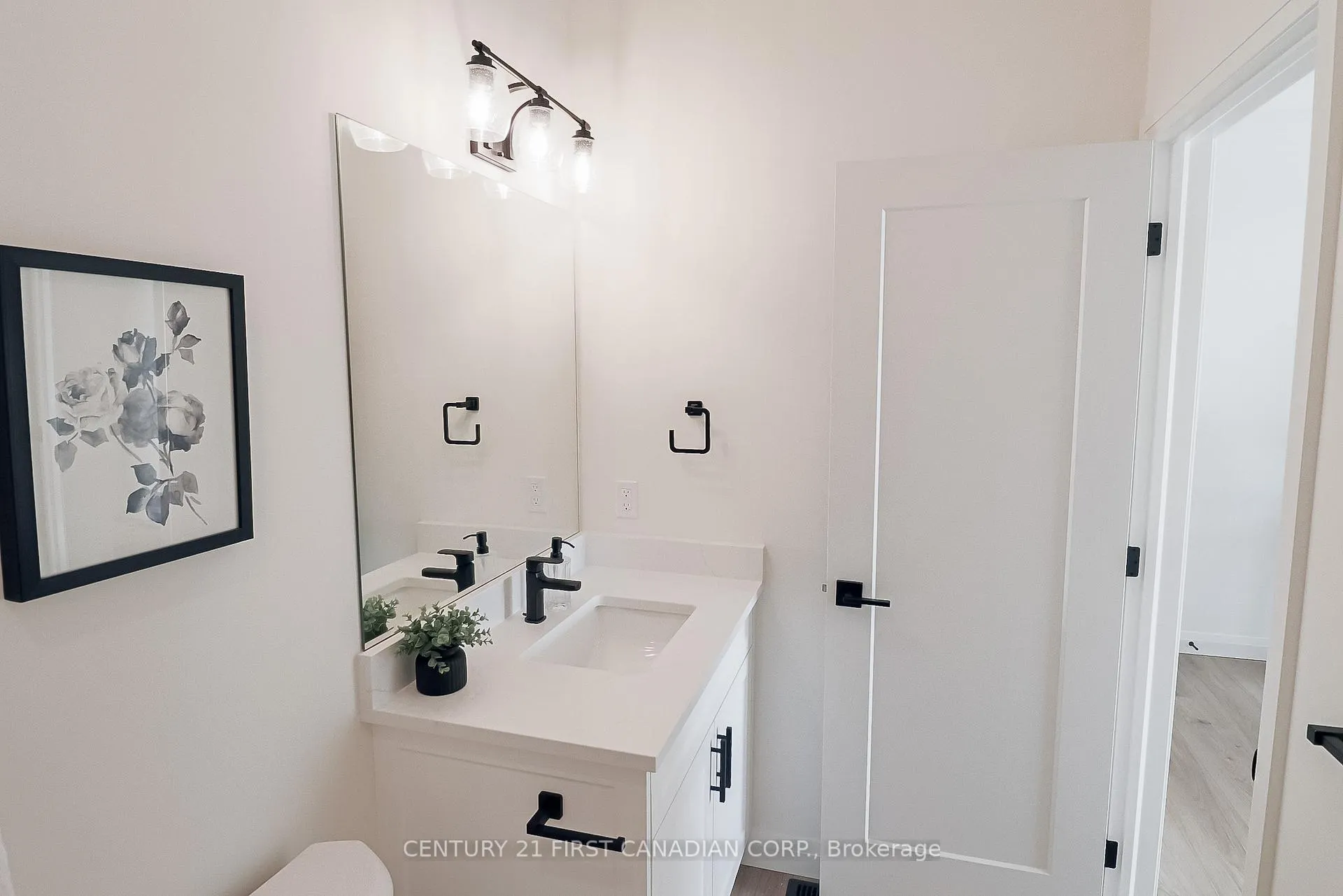 Photo 5 of Unit 11, 32 Postma Crescent, North Middlesex, Ailsa Craig — HOMEH
