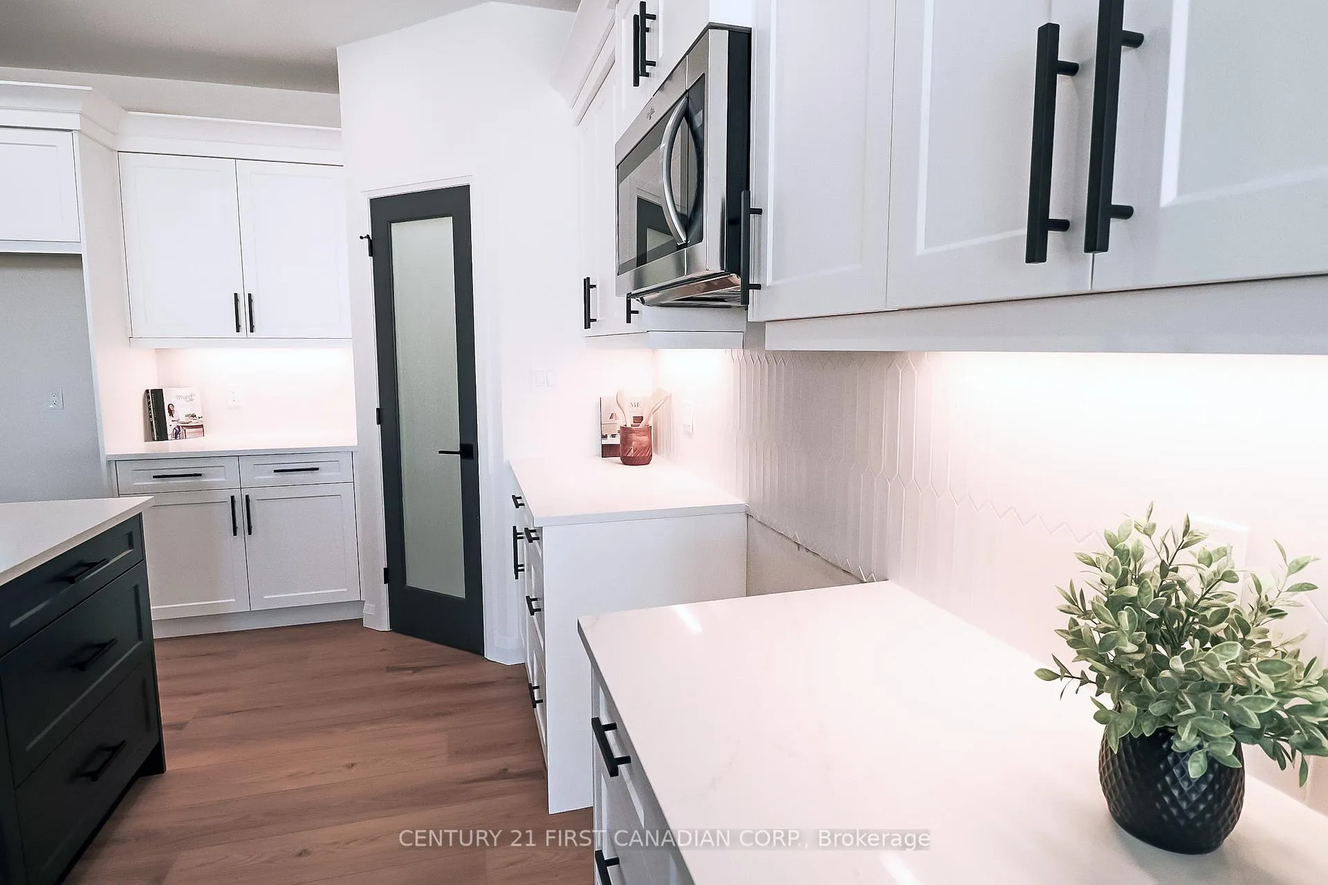 Photo 16 of Unit 11, 32 Postma Crescent, North Middlesex, Ailsa Craig — HOMEH