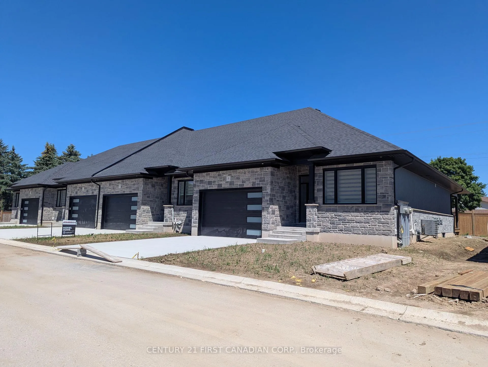Photo 2 of Unit 8, 32 Postma Crescent, North Middlesex, Ailsa Craig — HOMEH