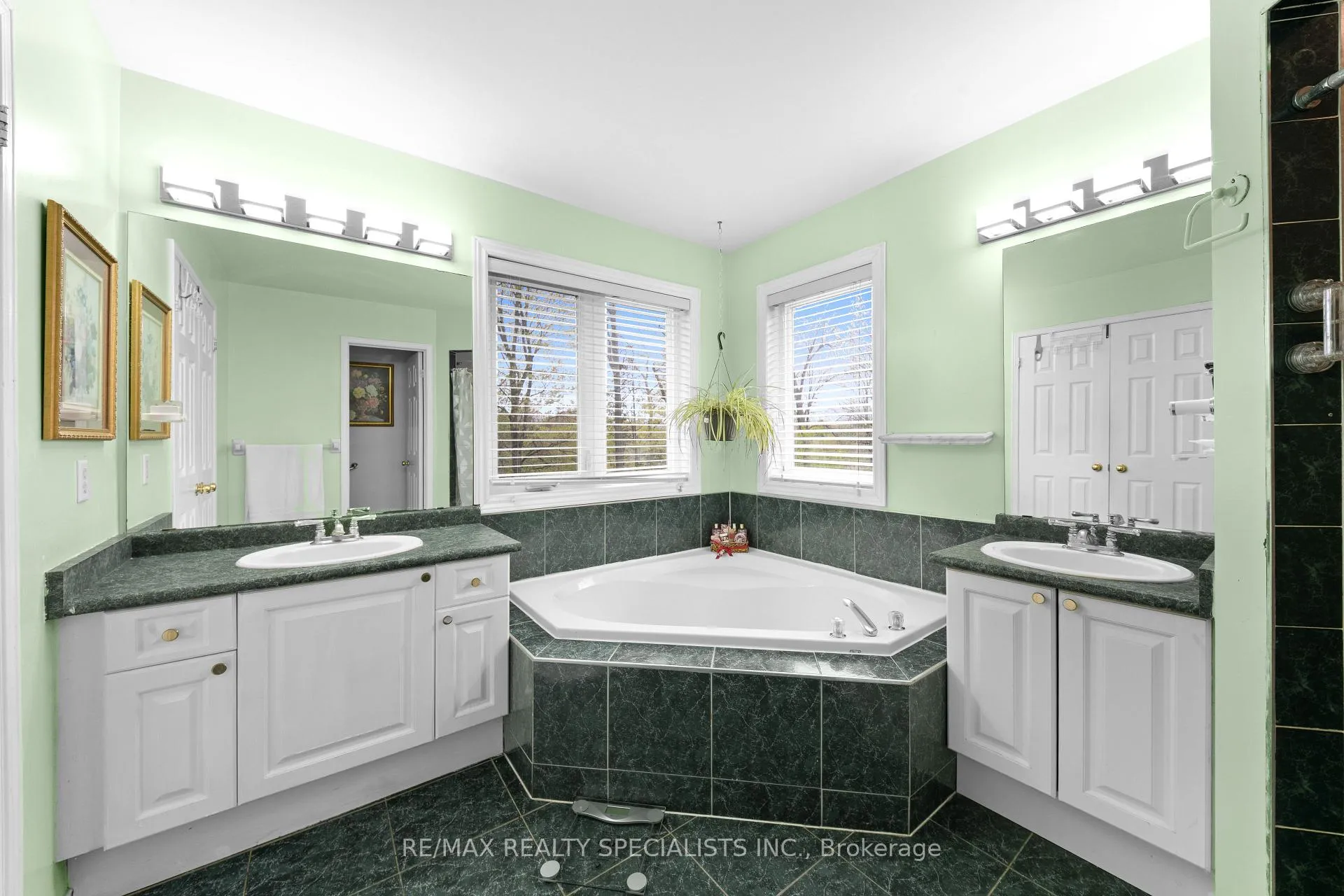 Photo 15 of 51 Forestgrove Circle, Brampton, Heart Lake East — HOMEH
