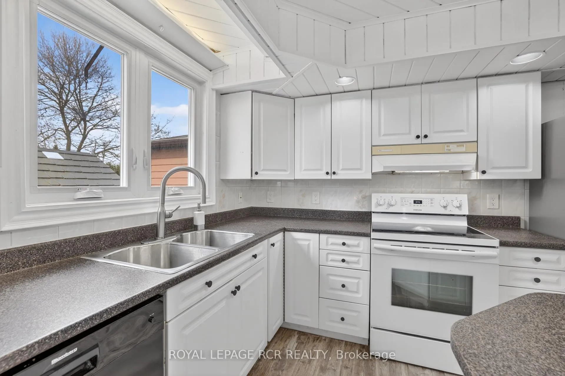 Photo 8 of 296 Whitehead Crescent, Caledon, Bolton North — HOMEH