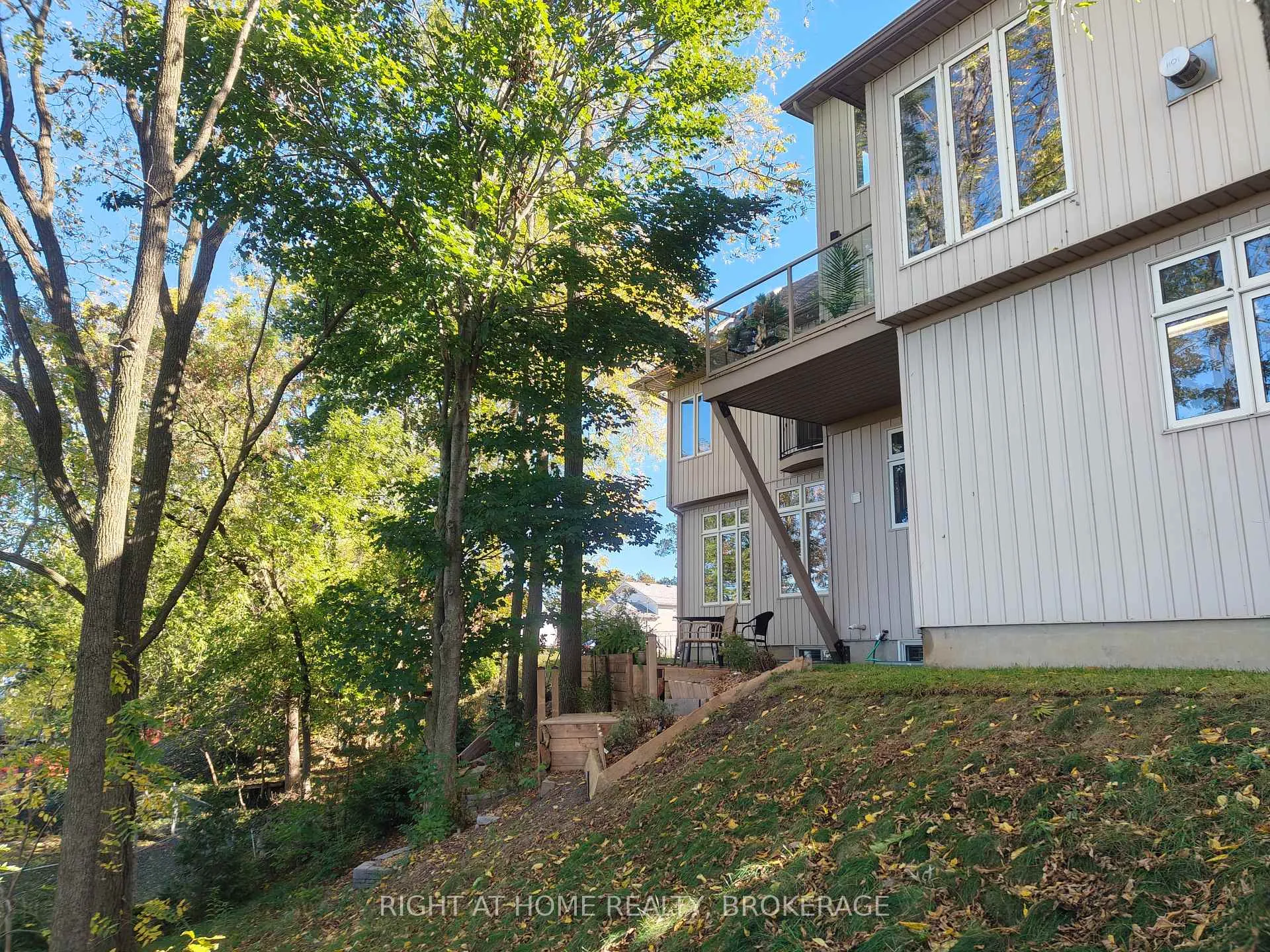 Photo 9 of 22 Ursula Avenue, St. Catharines, Burleigh Hill — HOMEH